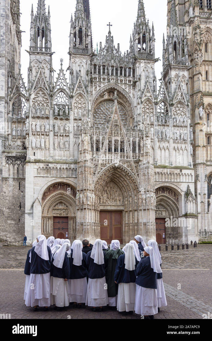 Grupo de monjas en frente de la Catedral de Rouen, Plaza de la Catedral, Rouen, Normandía, Francia Foto de stock