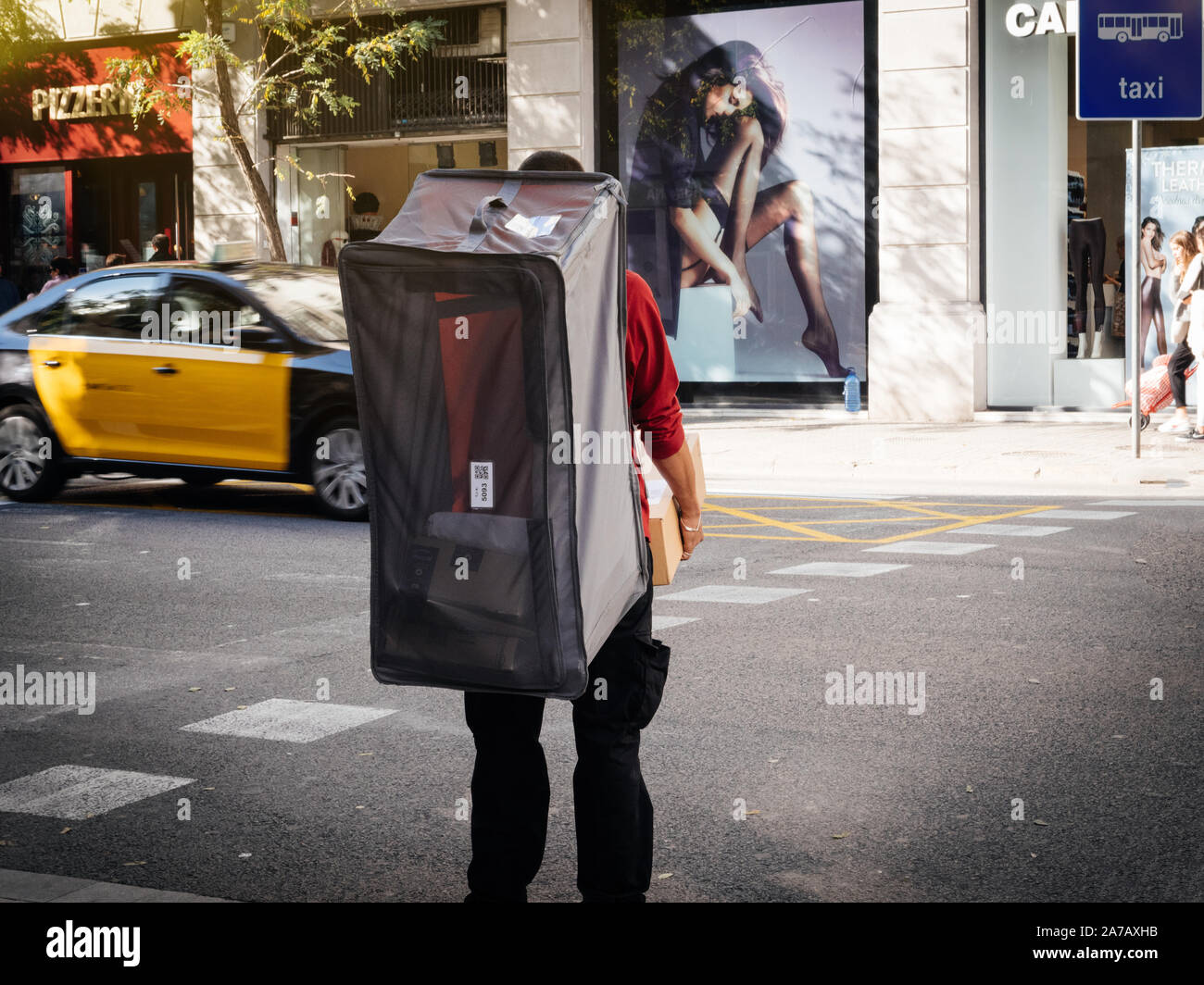 Man Carrying On Back Large Fotos e Imágenes de stock - Alamy