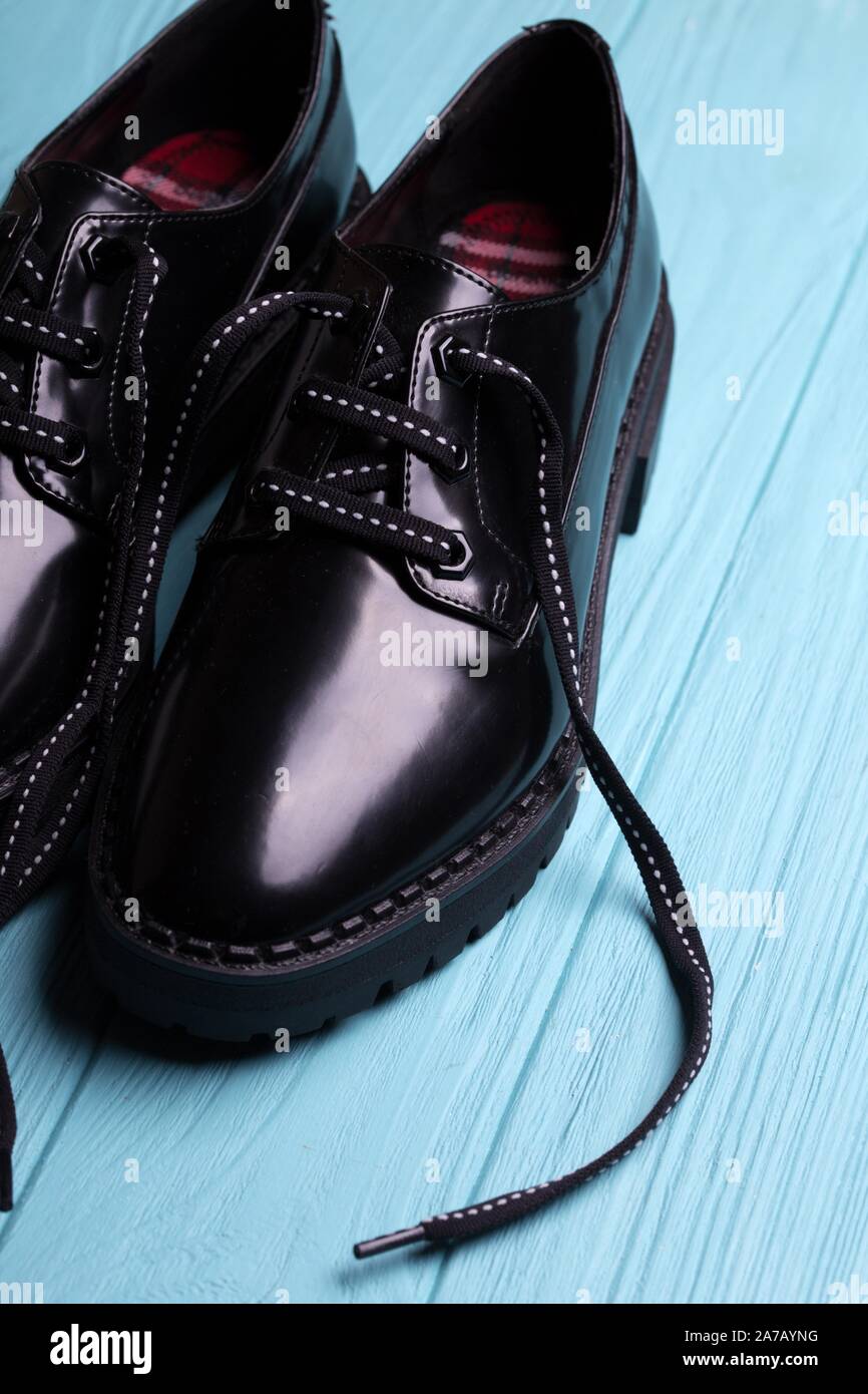 Elegante zapatos negros sobre fondo azul. tendencias de la moda, zapatos de  mujer hermosa Fotografía de stock - Alamy