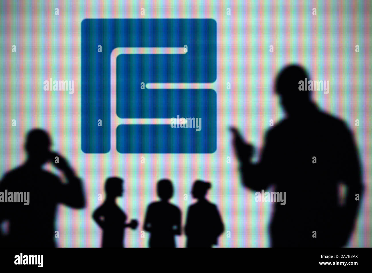 El Pershing Square Holdings logotipo es visto en una pantalla LED en el fondo mientras una silueta persona utiliza un smartphone (uso Editorial solamente) Foto de stock
