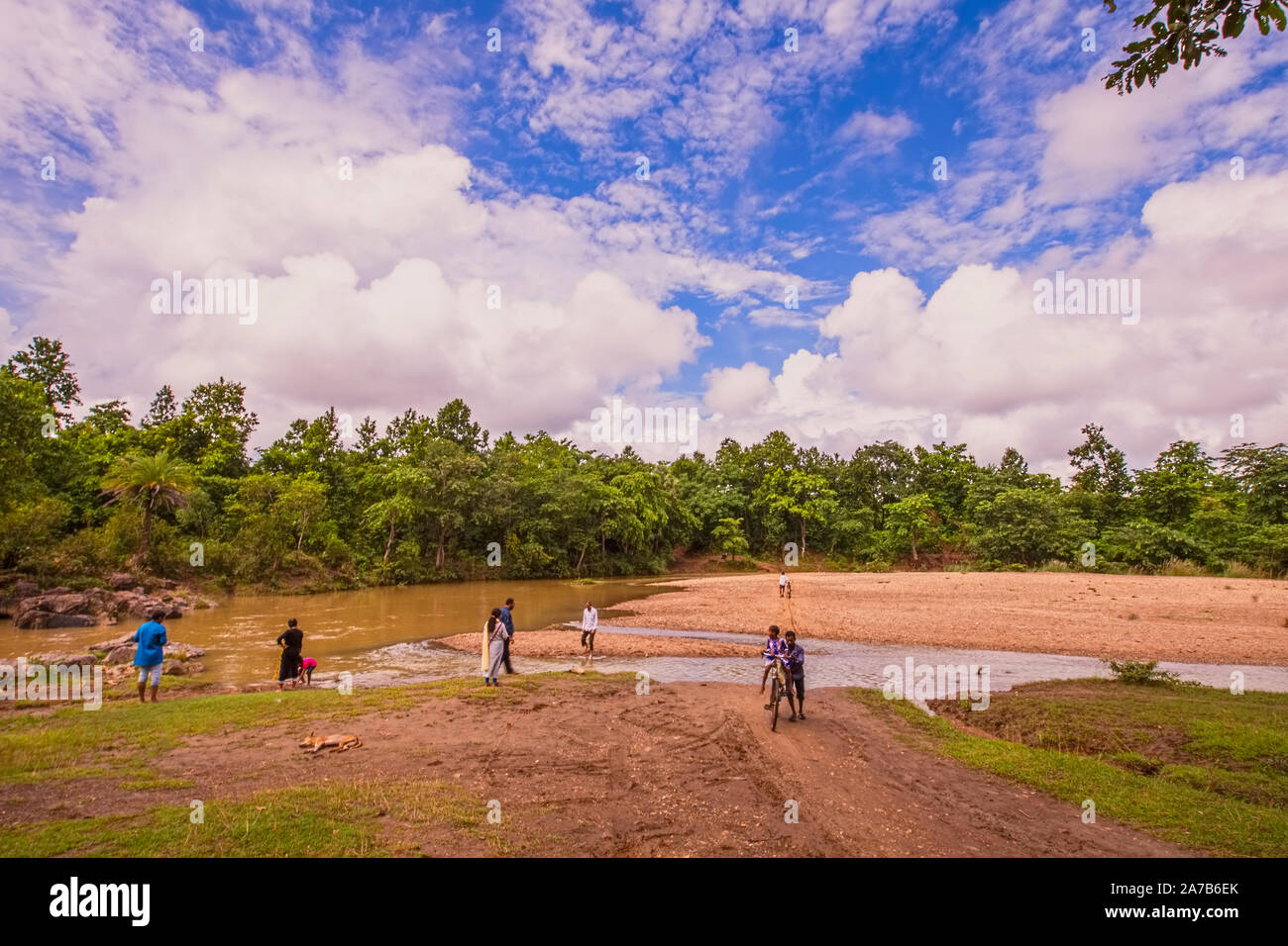 Paisaje, Río Ghagra,personas,cruzando,,vida rural,Belpahari,cielo azul,hinchada nubes.bosque ,en ,river ,banco ,,Jhargram, Bengala Occidental, India. Foto de stock