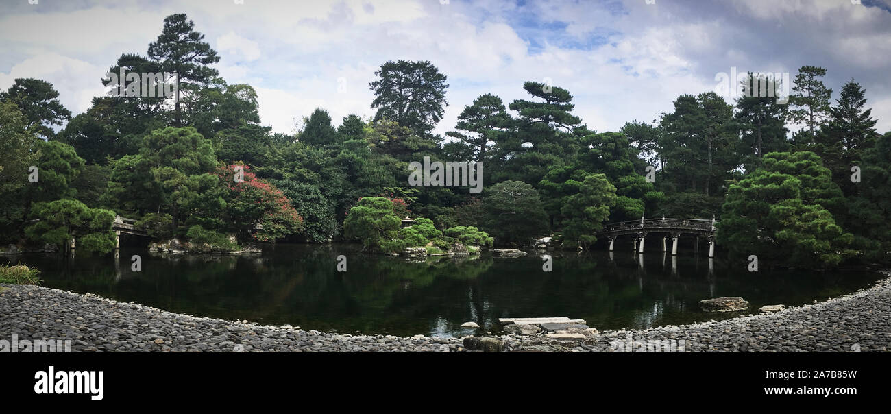 Un puente peatonal en los jardines del Palacio Imperial de Kioto Foto de stock