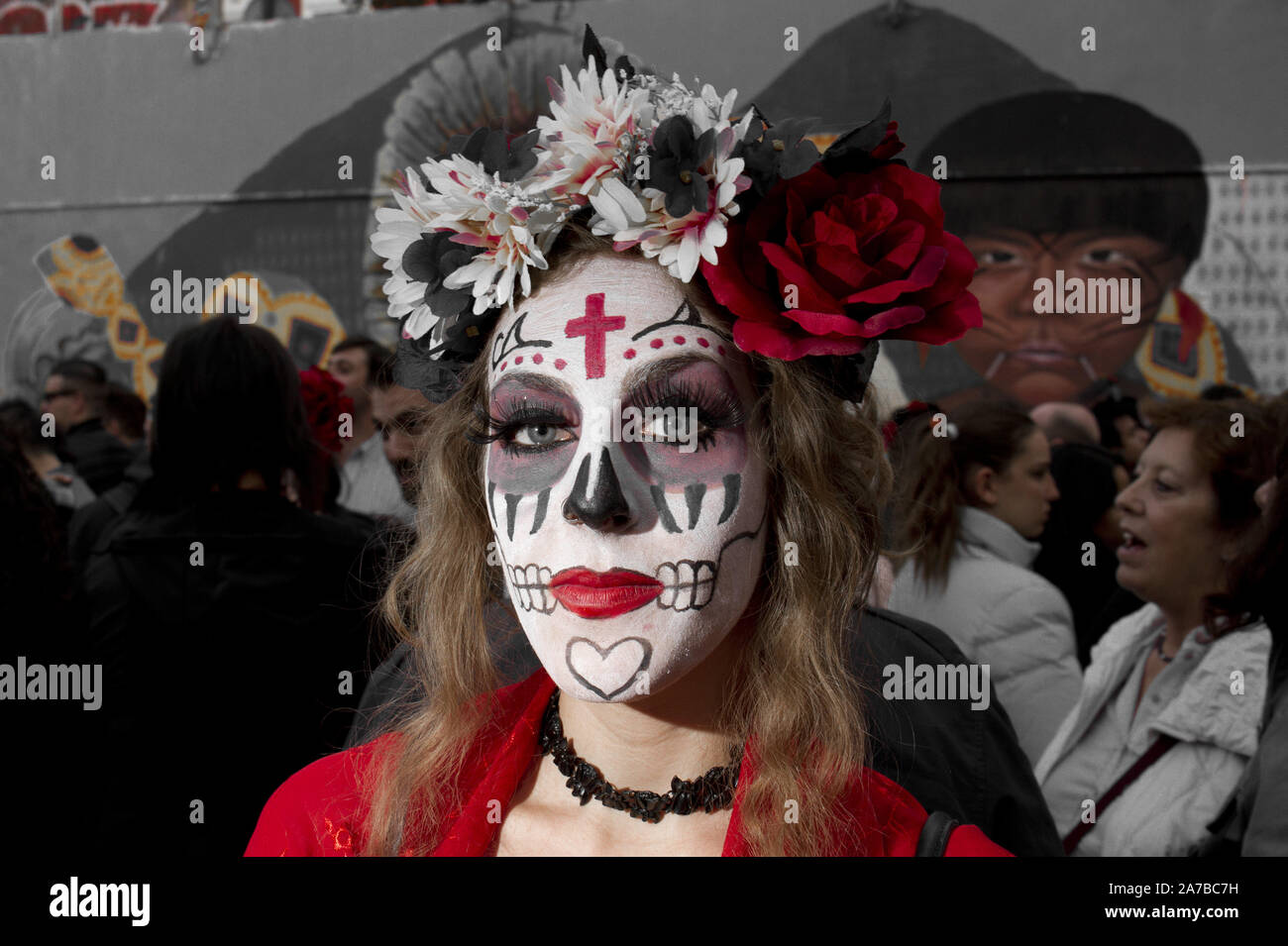 Madrid, España. 1 nov, 2017. Una mujer joven vestida como una catrina para  el concurso de catrinas durante el día de los muertos fiesta.Halloween se  celebra en octubre 31 y el "Día