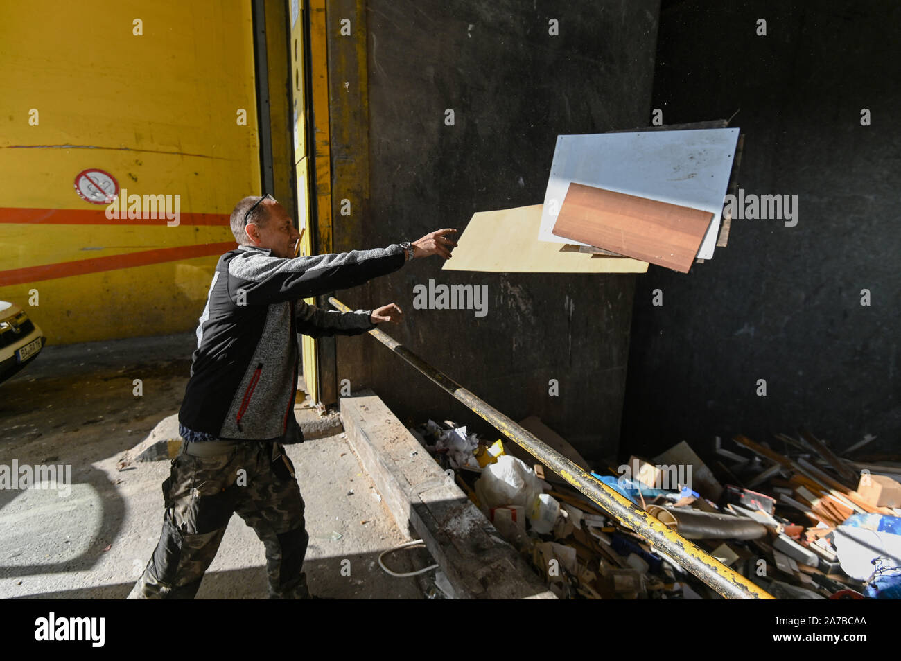 Bamberg, Alemania. 31 Oct, 2019. Bert ofrece a la basura privado planta de conversión de residuos en energía y se lanza en el búnker de la basura. Según las empresas de gestión de residuos de Baviera, el auge económico y la inadecuada separación de residuos han conducido a un cuello de botella en la incineración de residuos. Crédito: Nicolas Armer/dpa/Alamy Live News Foto de stock