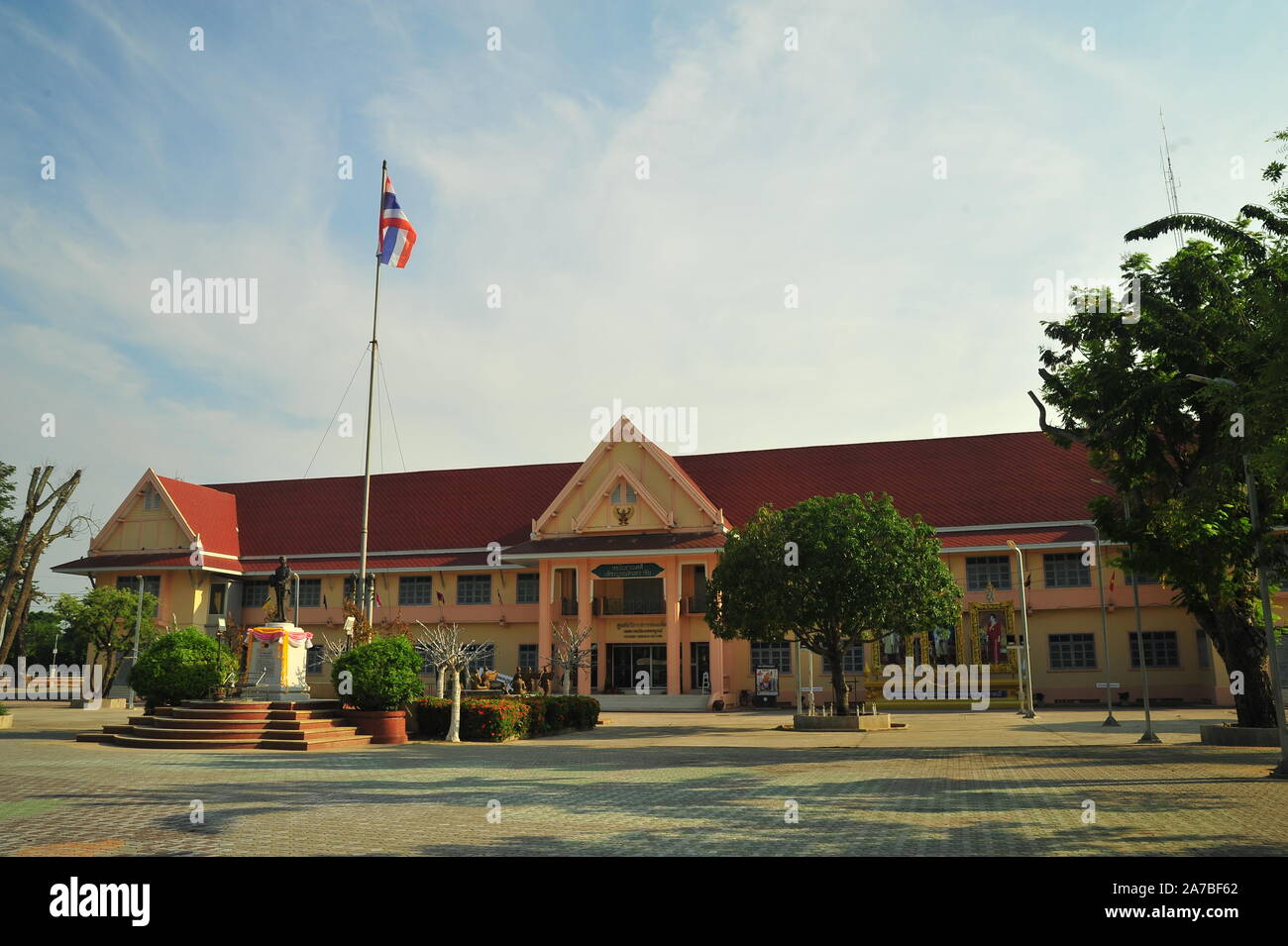 PHETCHABUN, Tailandia - 29 de septiembre de 2019 : Arqueología Intrachai Phetchabun Hall solía ser el ayuntamiento y actualmente se utiliza para mostrar elementos de interés Foto de stock
