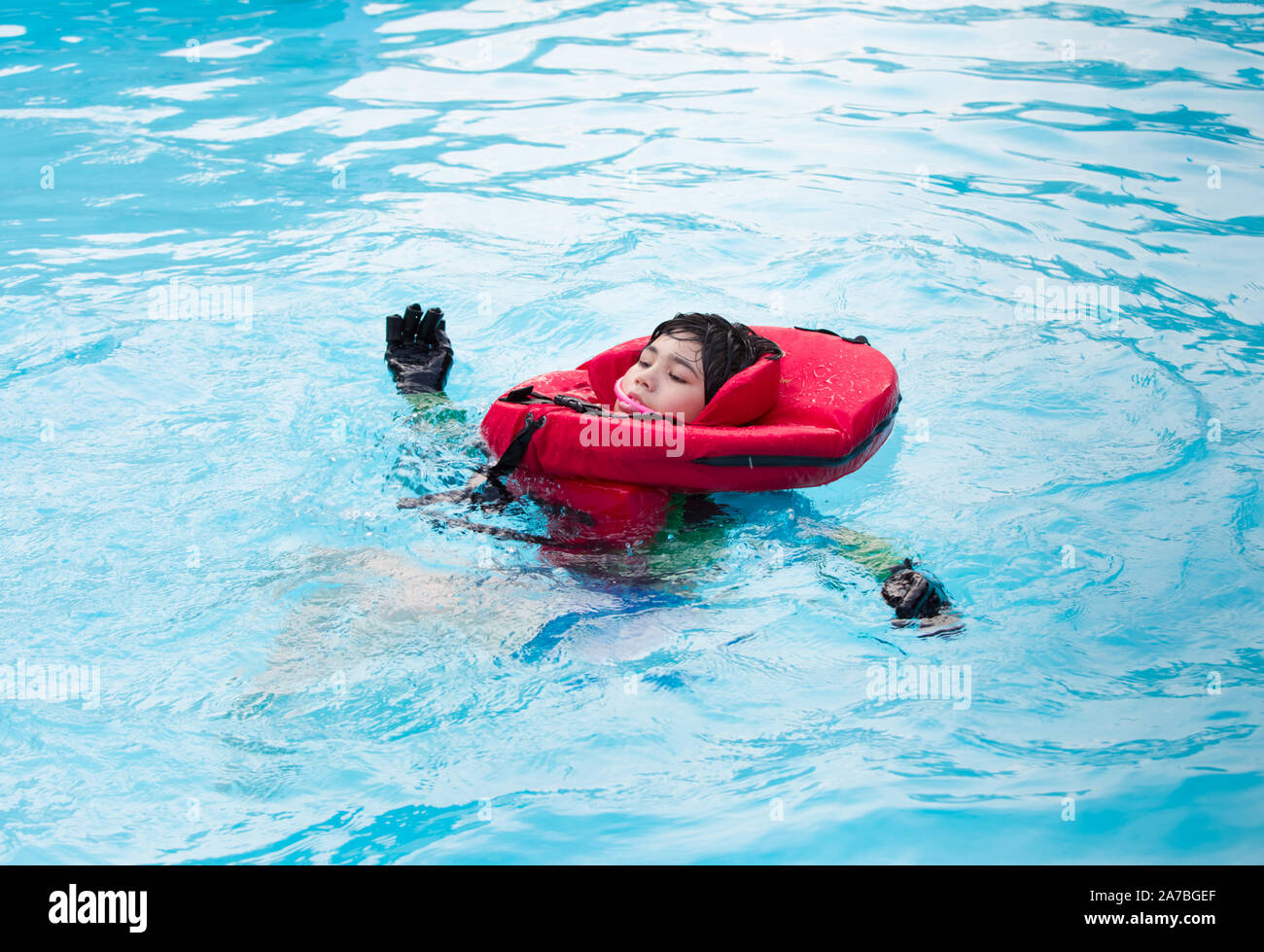 Minusválidos muchachito nadar en piscina con necesidades especiales chaleco  salvavidas Fotografía de stock - Alamy