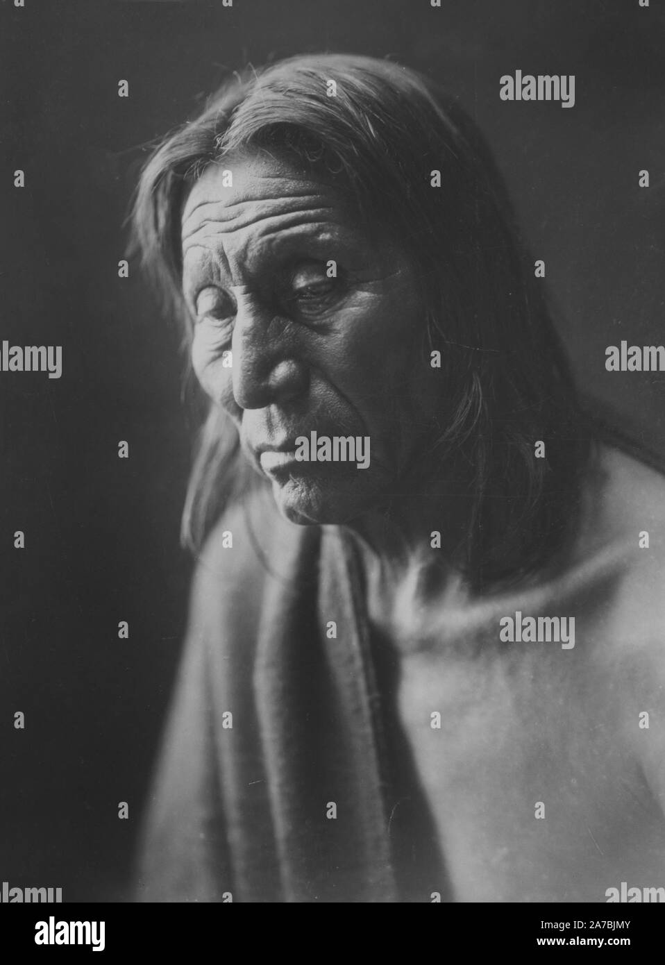 Edward S. Curtis Indios Nativos Americanos - Cabeza Grande, cabeza y hombros retrato ca. 1905 Foto de stock
