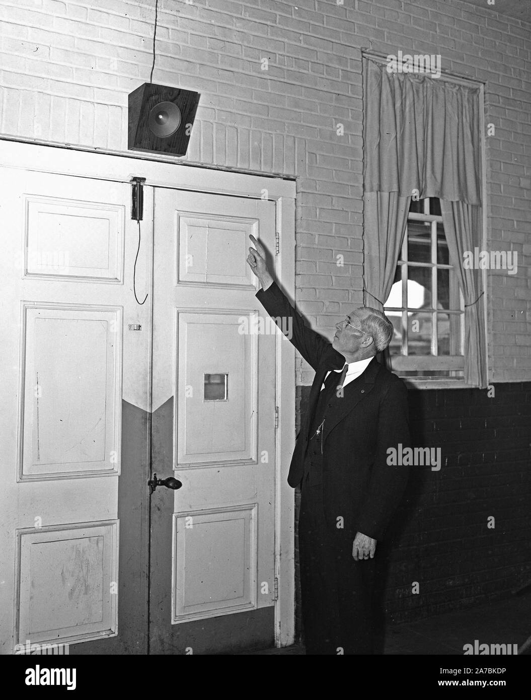 El hombre que apunta a un sistema de altavoces ca. 1935 Foto de stock