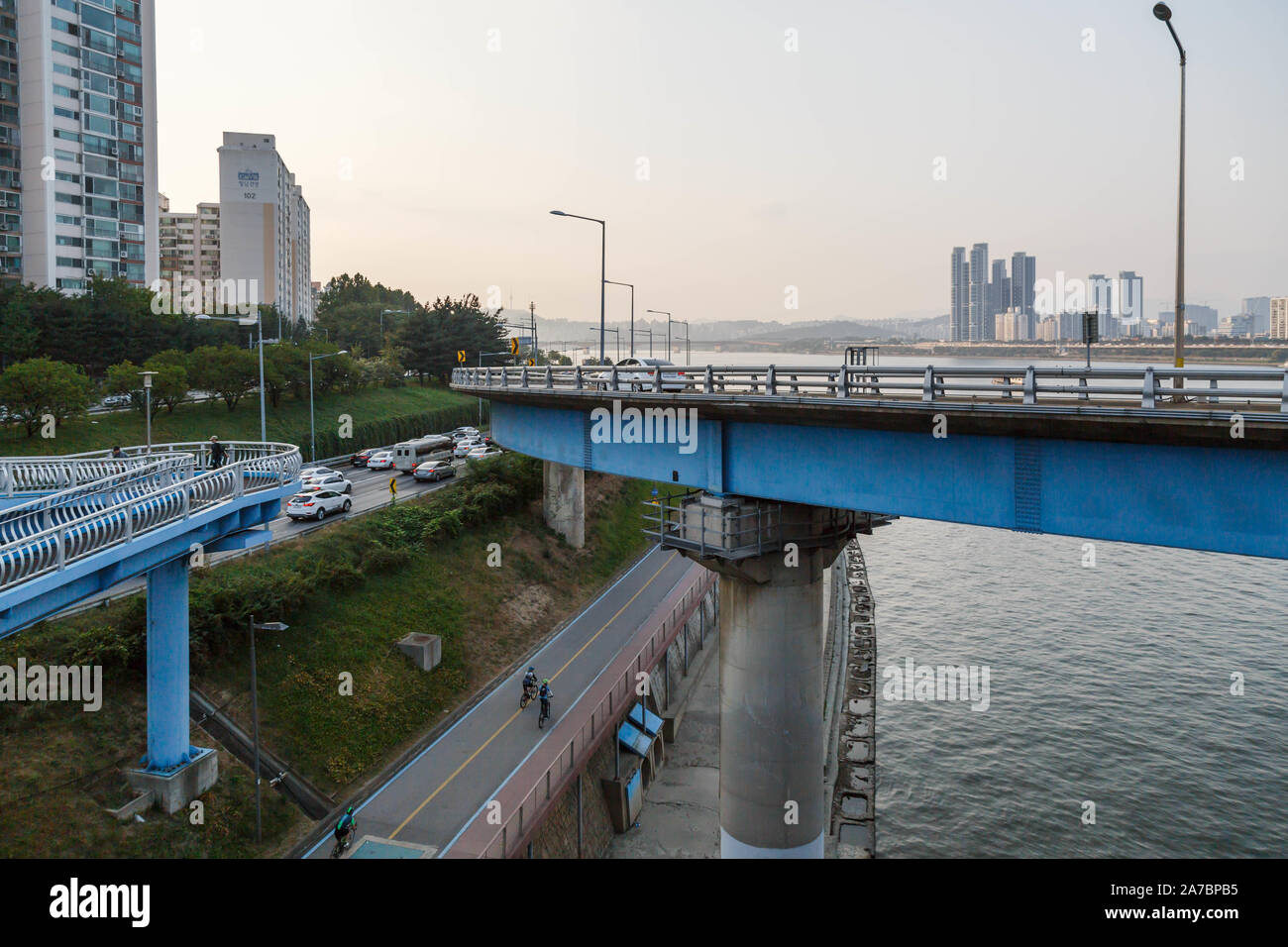 El sistema viario urbano en Seúl, Corea del Sur, la autopista, Bike Trail y paso a desnivel para vehículos y peatones están entrelazadas por el río Han. Foto de stock