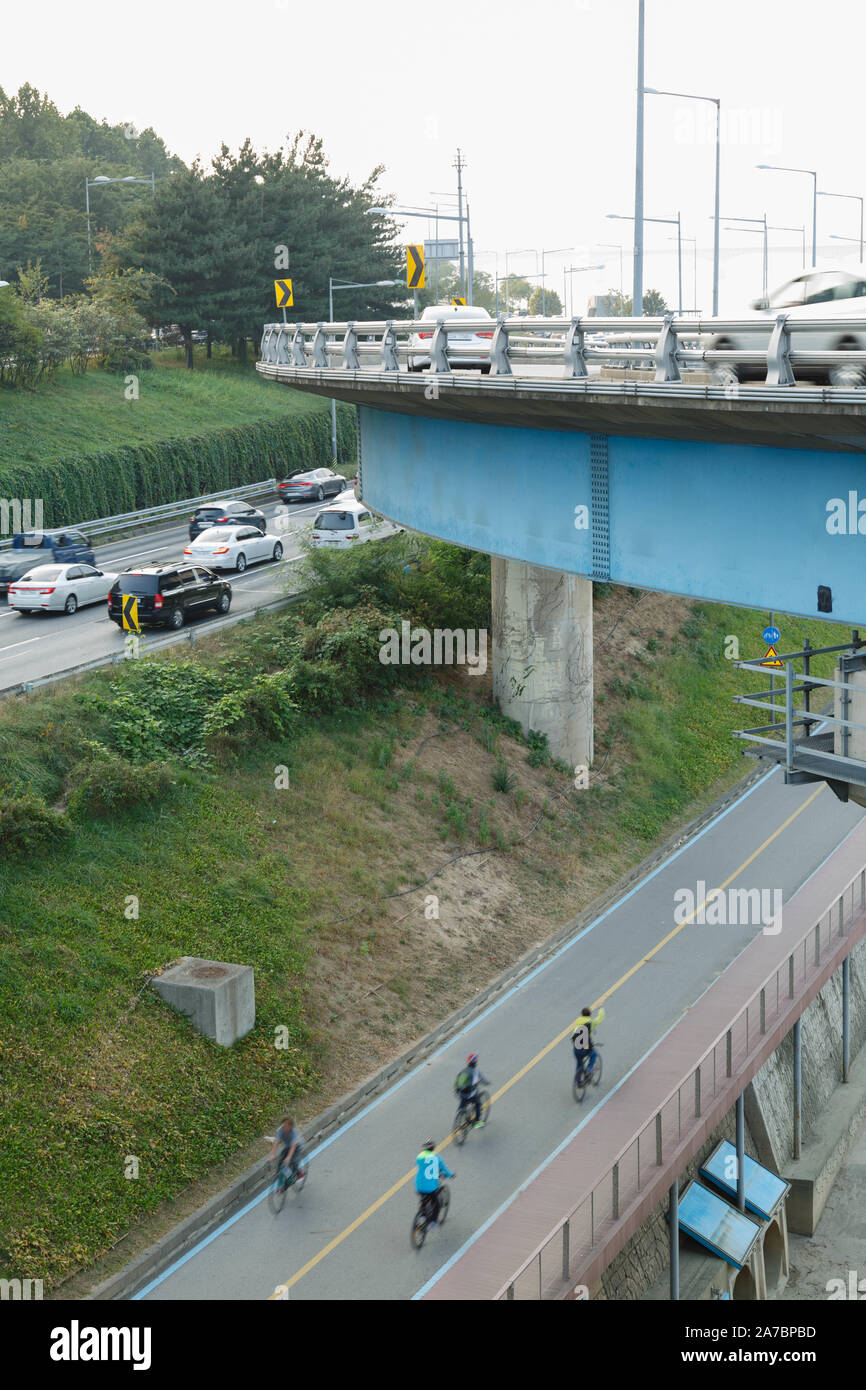 El sistema viario urbano en Seúl, Corea del Sur, la autopista, Bike Trail y viaducto para vehículo de motor están entrelazadas por el río Han. Foto de stock