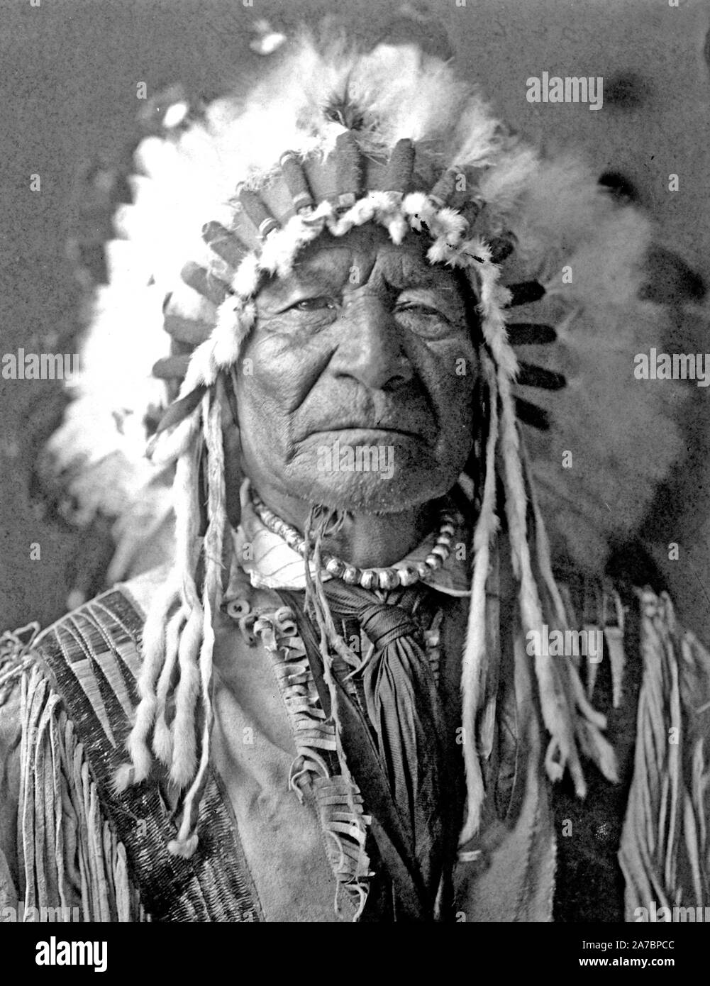 Edward S. Curtis Indios Nativos Americanos - Sentado Oso, hombre Arikara  ca. 1908 Fotografía de stock - Alamy