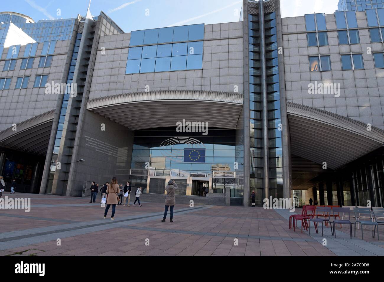 Visitantes fotografiando la entrada a los edificios del Parlamento Europeo en Bruselas, Bélgica Foto de stock