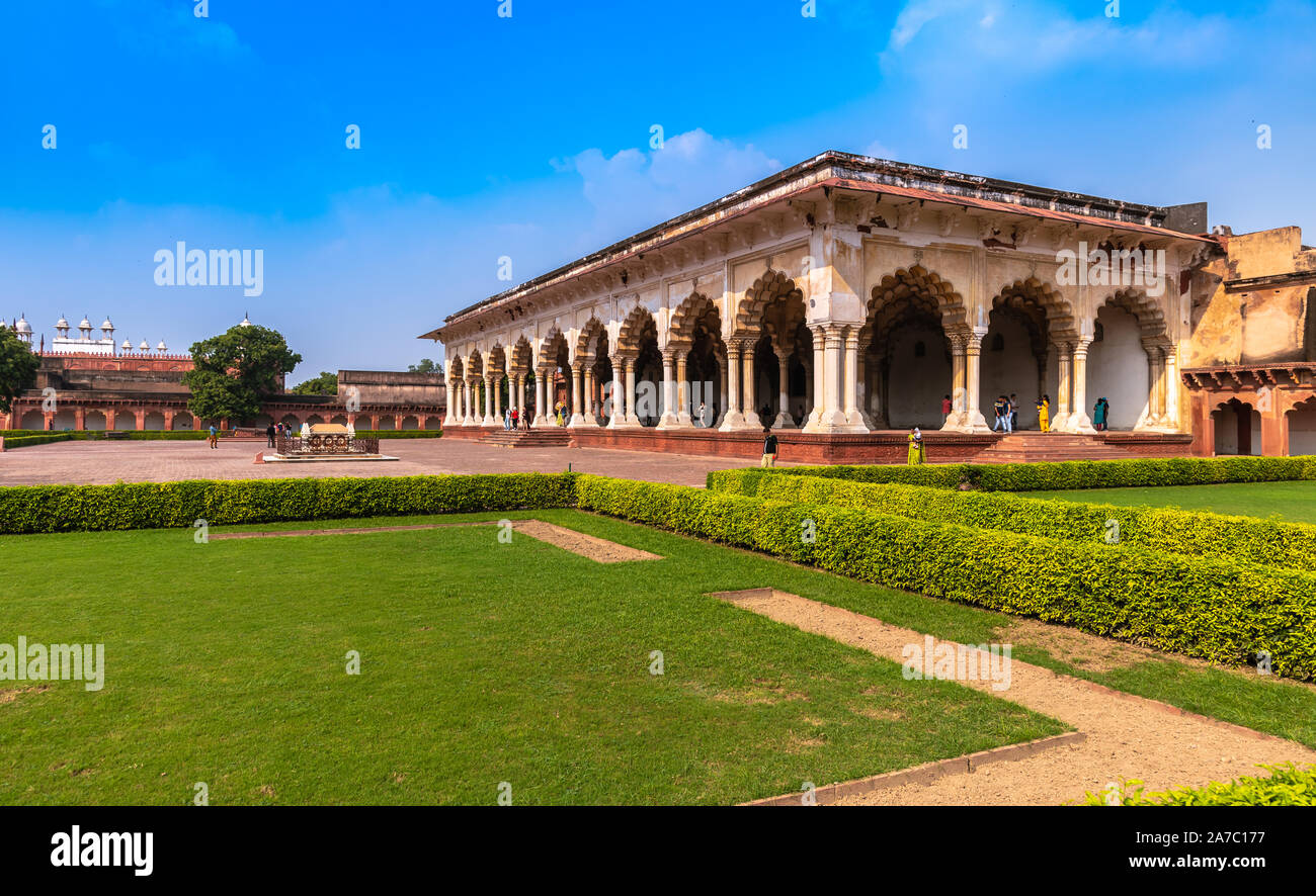 Diwan-I-Am o salón de audiencia pública en Agra Fort era el lugar donde el emperador se dirigió al público en general, así como de la nobleza. Foto de stock