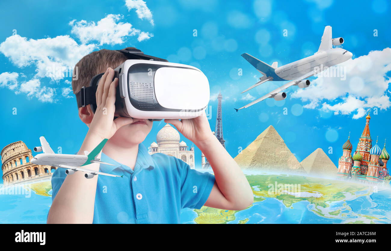 Concepto de aprendizaje con casco de realidad virtual. Boy utilizar set para aprende geografía y países. Foto de stock