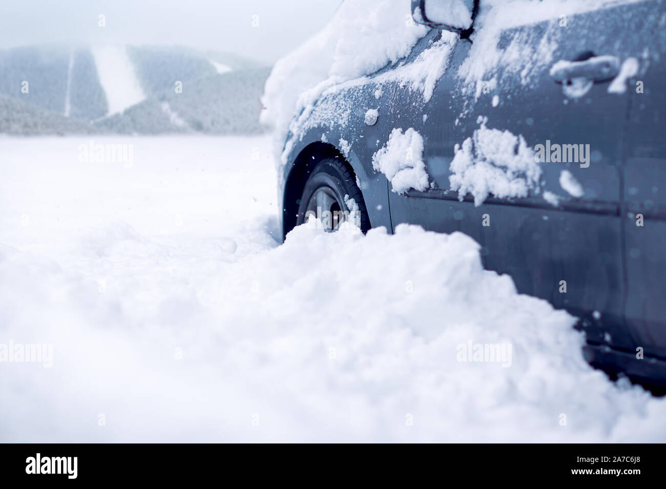 Parking cubierto de nieve en un frío día de invierno.Frozen coche cubierto de nieve en invierno, fondo de día Foto de stock