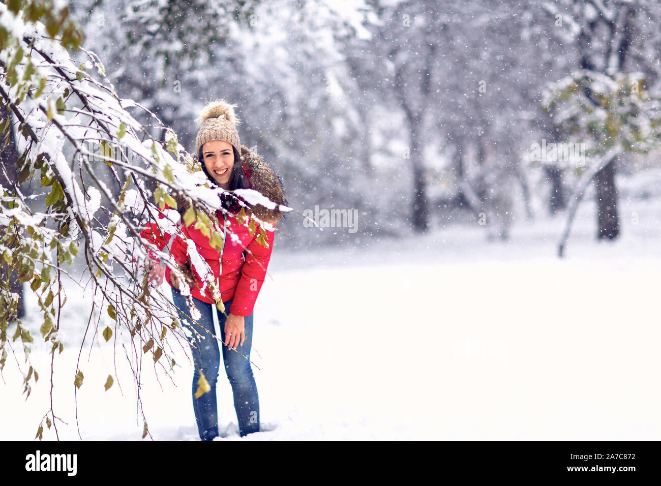 Mujer sonriente en magic invierno día.Joven disfrutando del día de nieve. Foto de stock