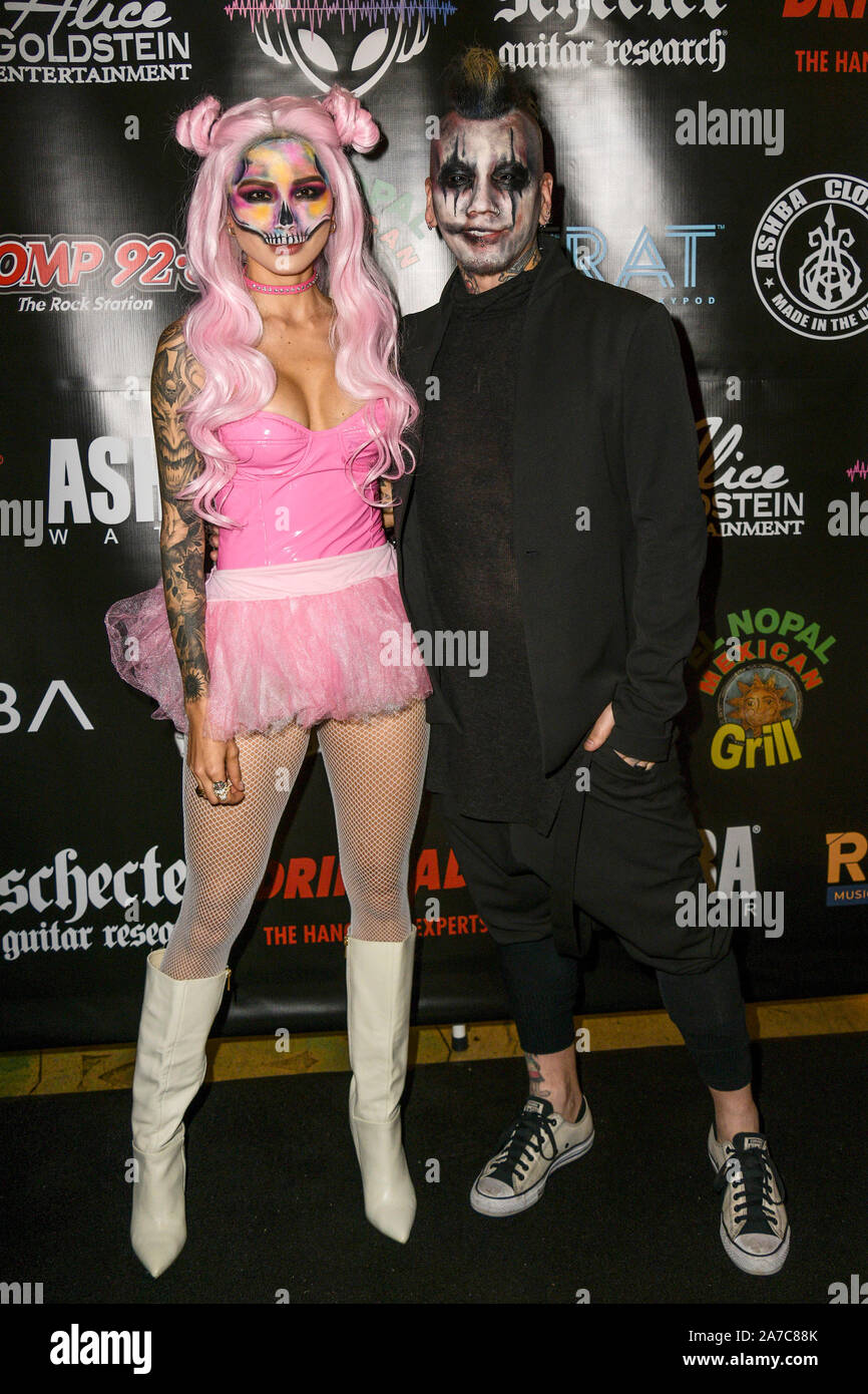 Las Vegas, NV, EE.UU.. 31 Oct, 2019. Nathalia Ashba y DJ Ashba retratada  como DJ Ashba aloja Devil's Bash en Ashba tienda de ropa en el Strat Hotel,  Casino y SkyPod en