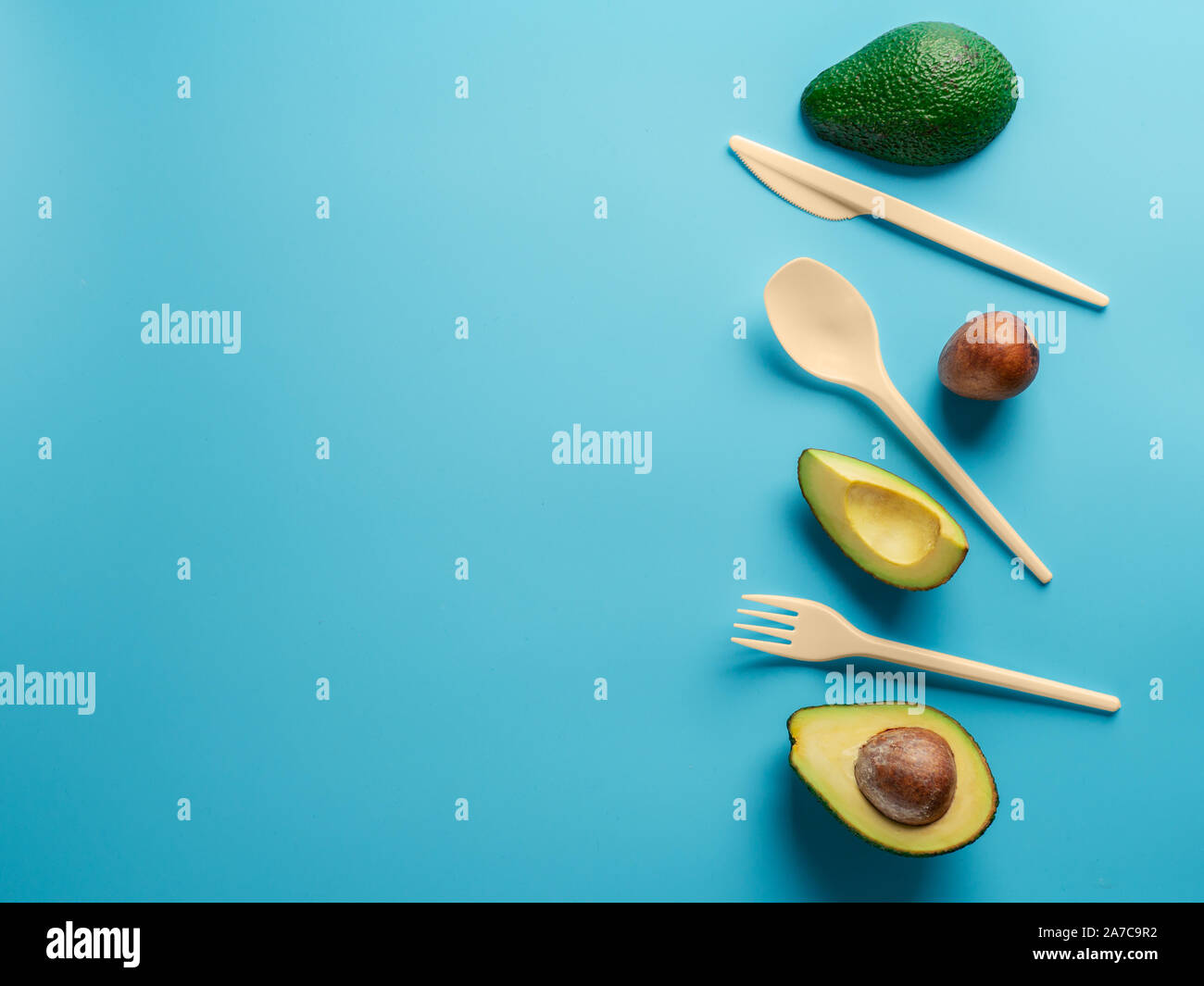 Semillas de aguacate Single-Use Biodegradable cubiertos. Bioplásticos -  Gran alternativa a cubiertos desechables de plástico. Concepto mínima sobre  fondo azul. Espacio para copiar texto o diseño Fotografía de stock - Alamy