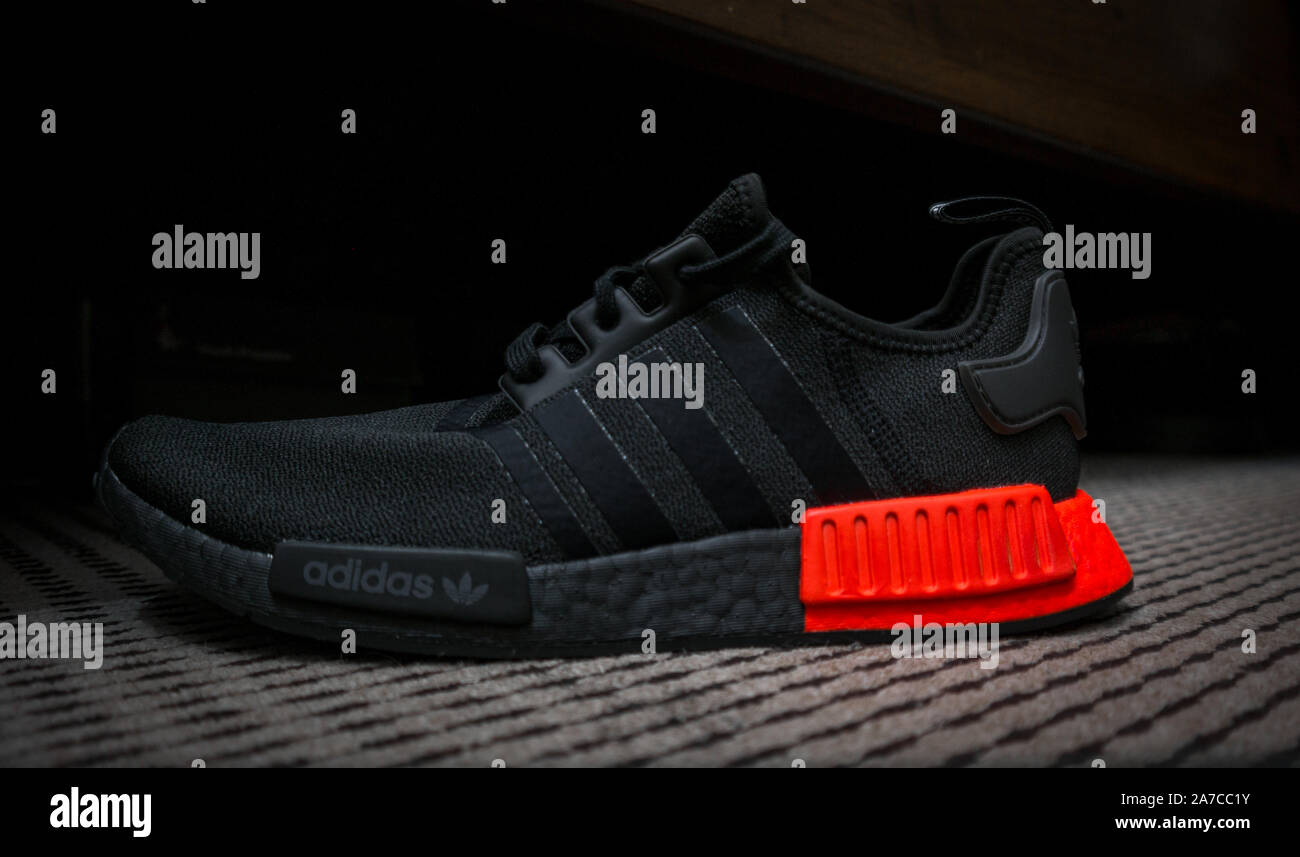 La NMD ADIDAS sneakers con ULTRA BOOST en todo negro con tonos rojos -  calzado deportivo Fotografía de stock - Alamy