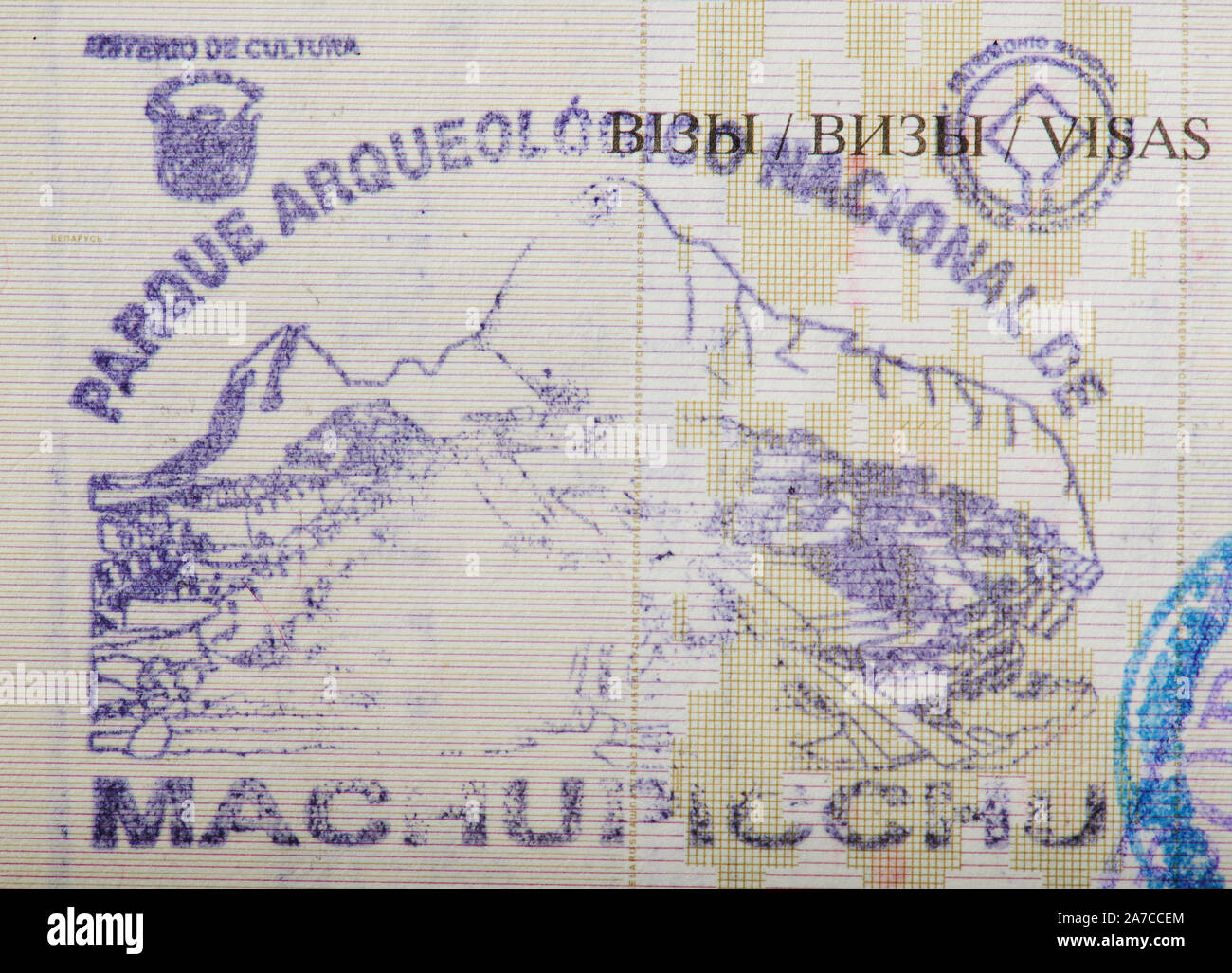 Sello de Machu Picchu en la página del pasaporte vista cercana Foto de stock