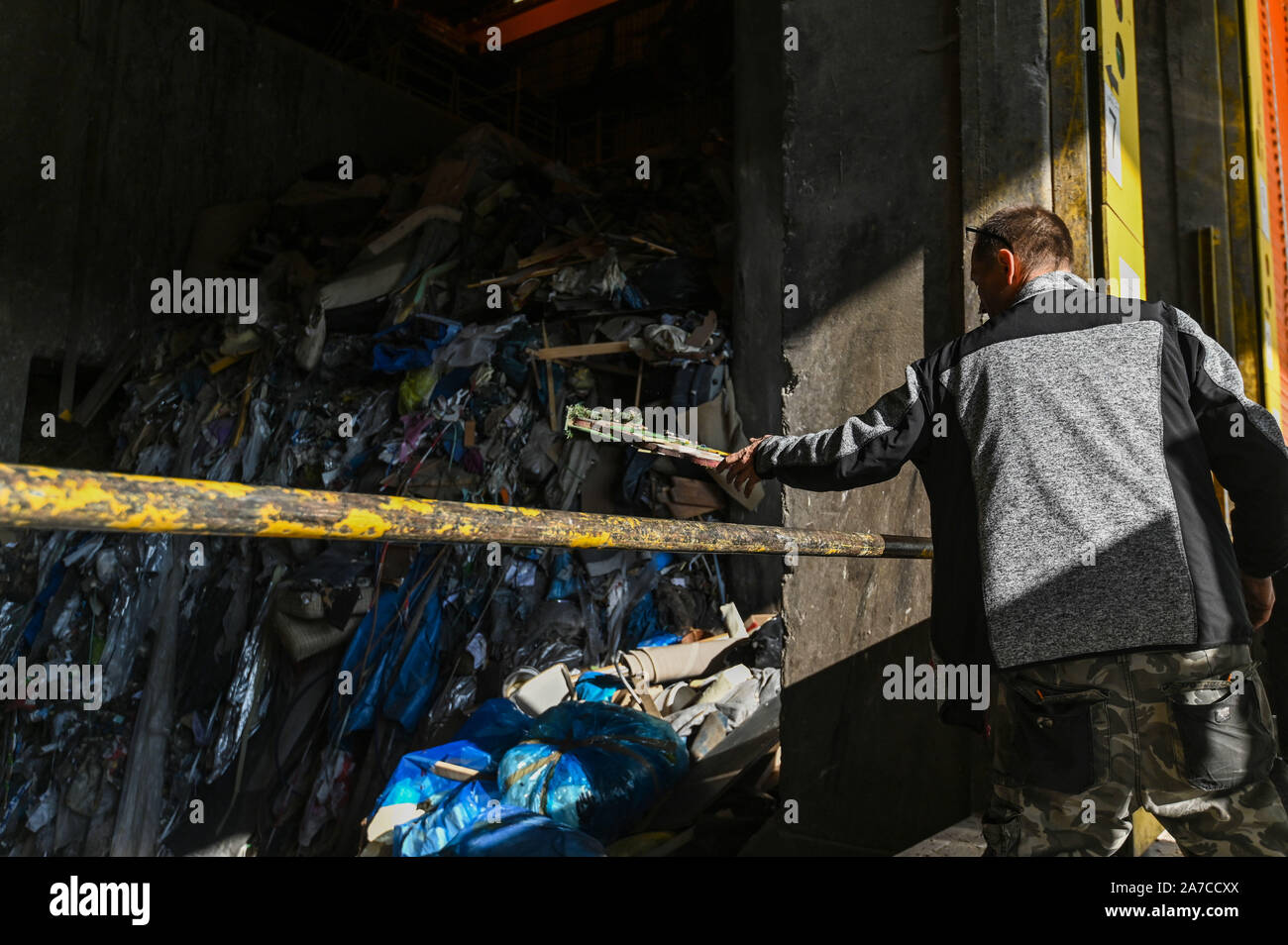 El 31 de octubre de 2019, Baviera, Bamberg: Bert ofrece a la basura privado planta de conversión de residuos en energía y se lanza en el búnker de la basura. Según las empresas de gestión de residuos de Baviera, el auge económico y la inadecuada separación de residuos han conducido a un cuello de botella en la incineración de residuos. Foto: Nicolas Armer/dpa Foto de stock