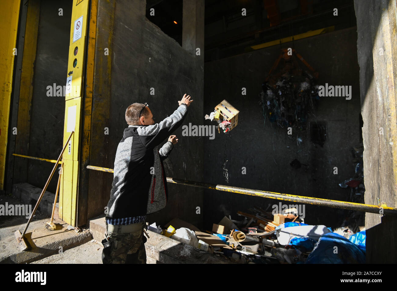 El 31 de octubre de 2019, Baviera, Bamberg: Bert ofrece a la basura privado planta de conversión de residuos en energía y se lanza en el búnker de la basura. Según las empresas de gestión de residuos de Baviera, el auge económico y la inadecuada separación de residuos han conducido a un cuello de botella en la incineración de residuos. Foto: Nicolas Armer/dpa Foto de stock