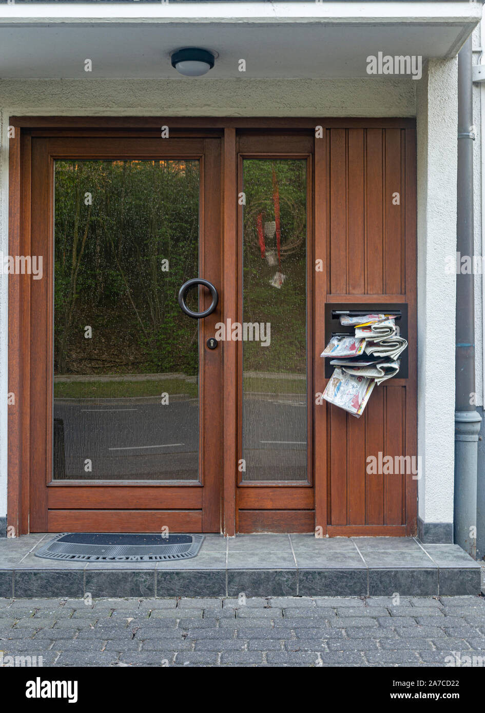 Puerta de vidrio con buzón de la puerta de la casa Fotografía de stock -  Alamy