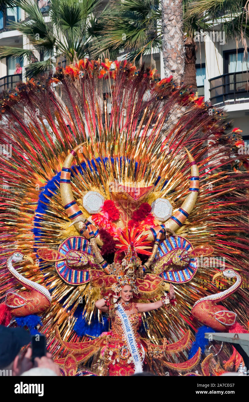La reina del carnaval de Puerto de la Cruz en Tenerife puedes ver su enorme  traje y saludando al público. Una imagen de su editorial Fotografía de  stock - Alamy