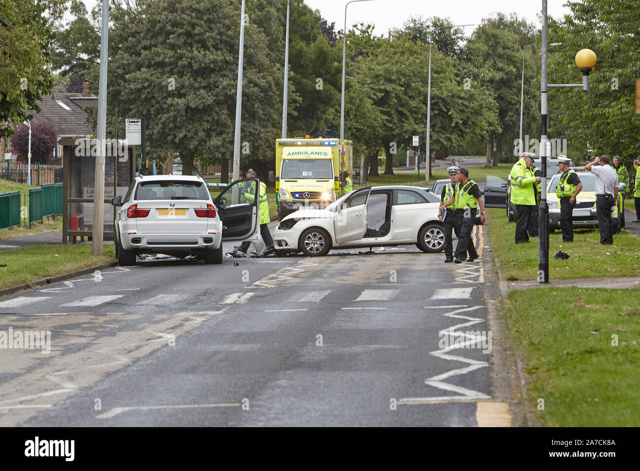 El 28 de julio de 2016 - Los servicios de emergencia asisten a un grave accidente de tráfico, RTA, tras un accidente de coche en cabeza en el oeste de Hul, East Yorkshire, Reino Unido. Foto de stock