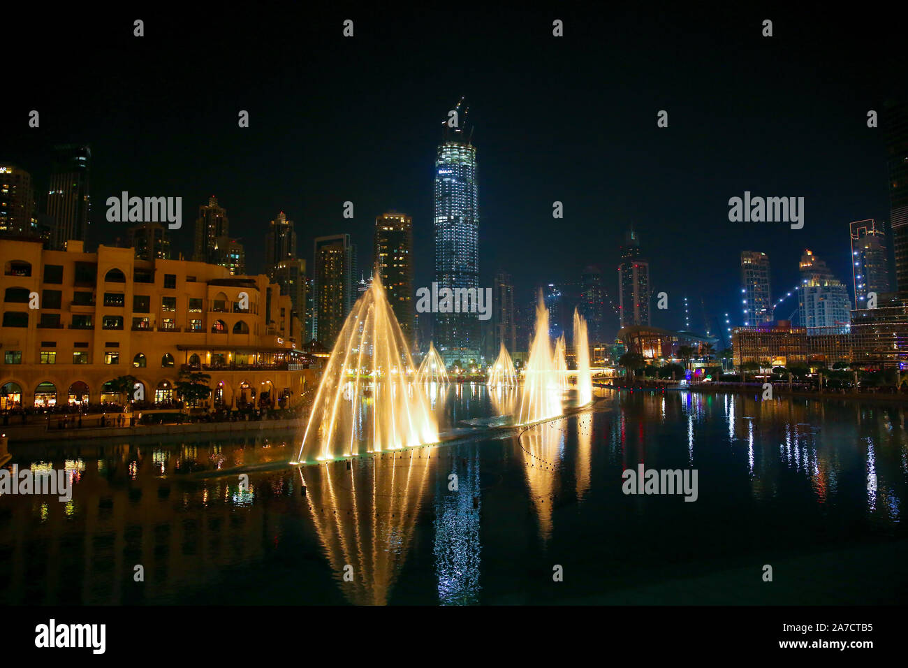 Espectáculo de Luz y agua en el centro de la ciudad en la noche con todas las skyscrappers illluminated y reflejándose en el lago, Dubai, Emiratos Árabes Unidos. Foto de stock