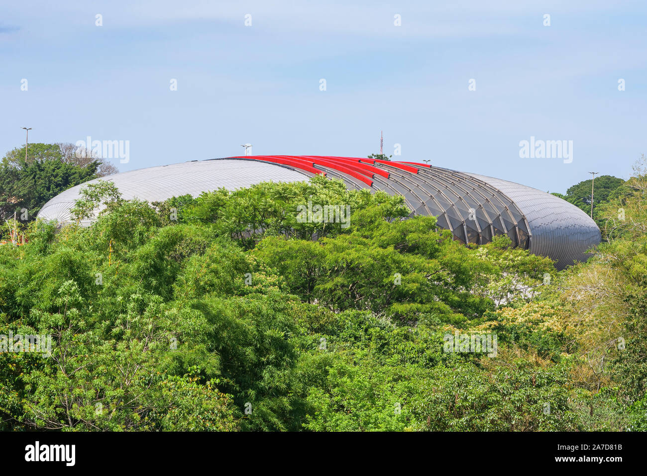 Campo Grande - MS, Brasil - 30 de octubre de 2019: Vista del Pantanal Acuario edificio rodeado por los árboles del Parque de las Naciones Indígenas. Foto de stock