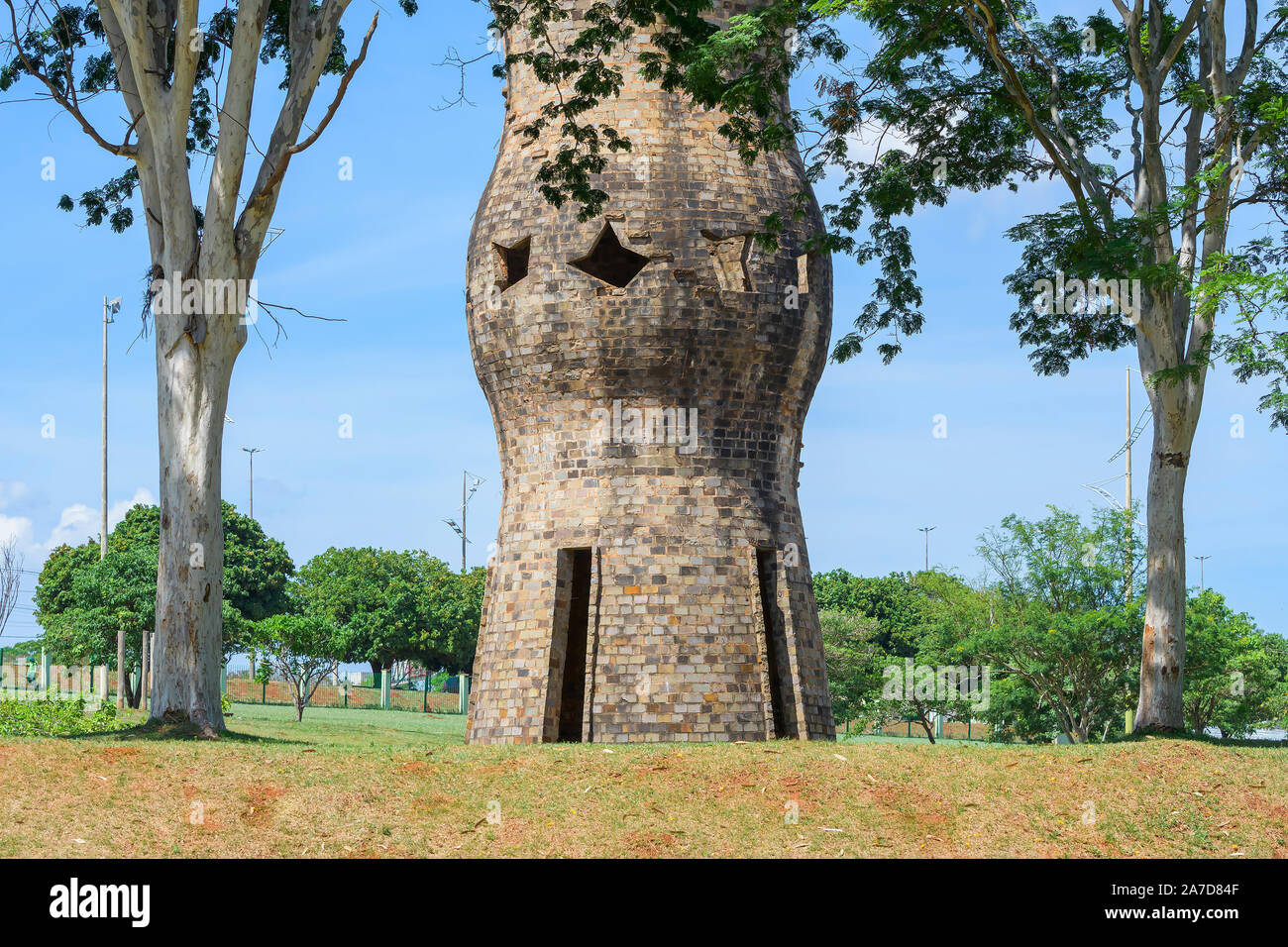 Campo Grande - MS, Brasil - 30 de octubre de 2019: Los indígenas Zarabatana monumento en el Parque de las Naciones Indígenas. Lugar turístico. Foto de stock