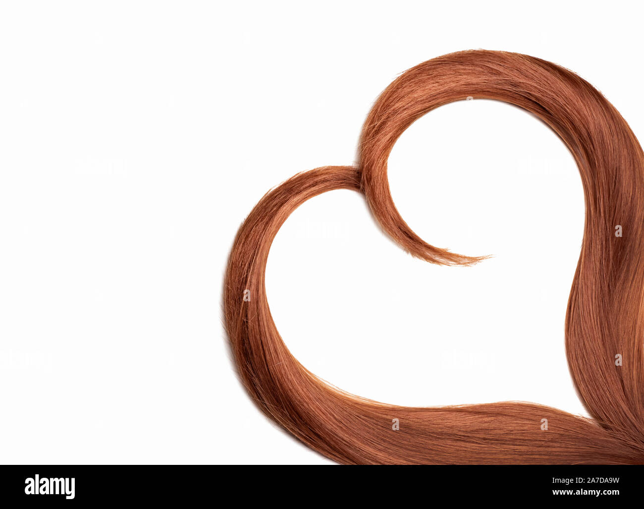 Cabello rojo en forma de corazón aislado en blanco Foto de stock