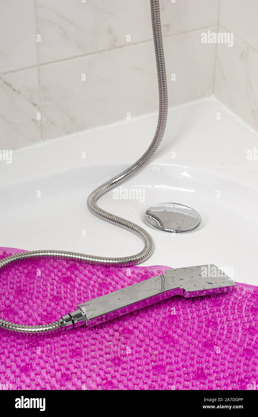 Púrpura de la alfombrilla de goma antideslizante para bañera y ducha  acostado en la ducha. Cerrar, copie el espacio Fotografía de stock - Alamy