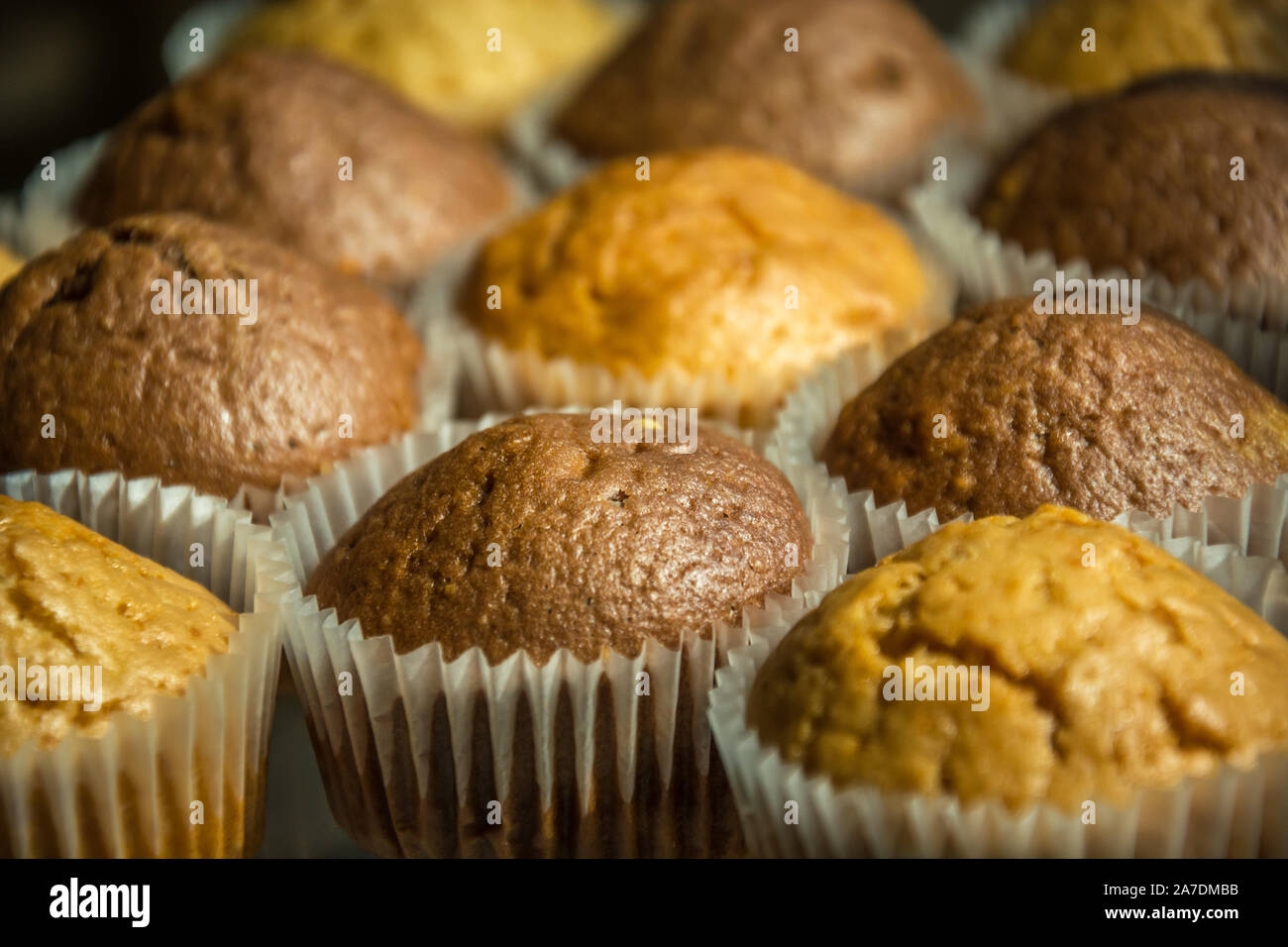 Llenar con la masa los moldes de papel para hacer muffins caseros  Fotografía de stock - Alamy