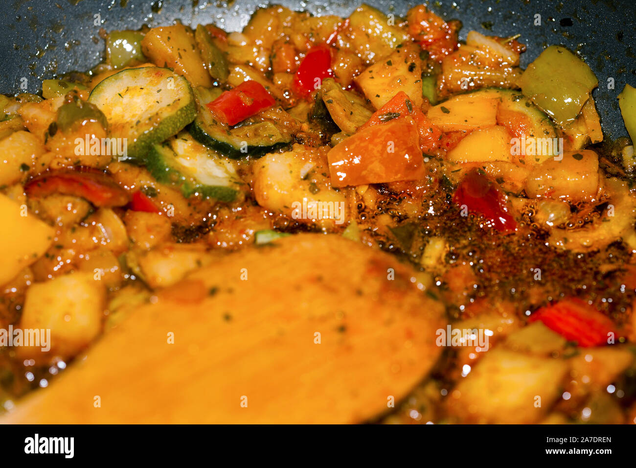 Ratatouille es un plato de verduras estofadas provenzal francés, originario de Niza. Receta ingredientes incluyen tomate, ajo, cebolla, calabacín, berenjena (e Foto de stock