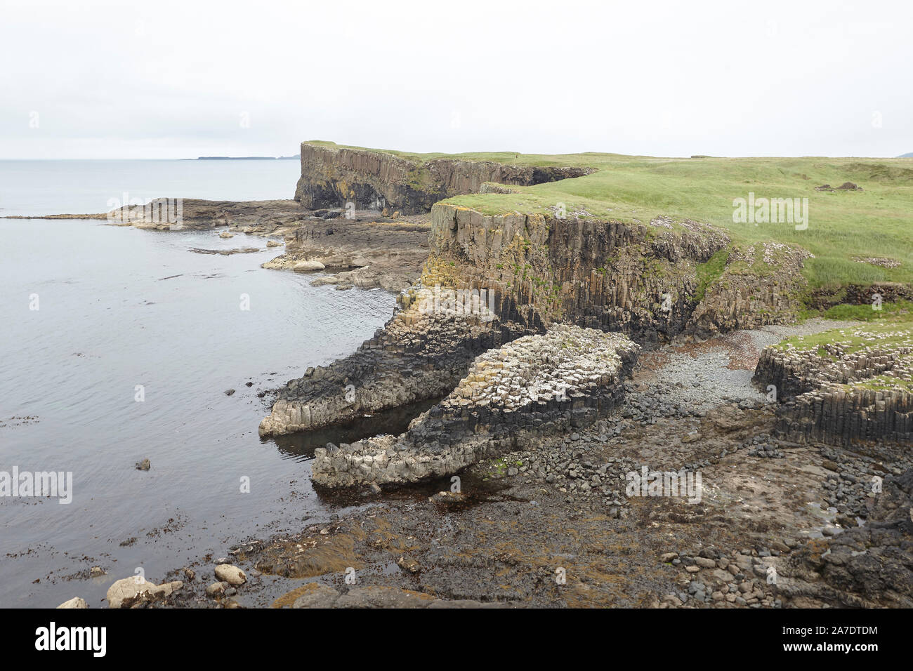 Columnas de basalto en la isla de Staffa, Inner Hebrides, Scotland, Reino Unido Foto de stock