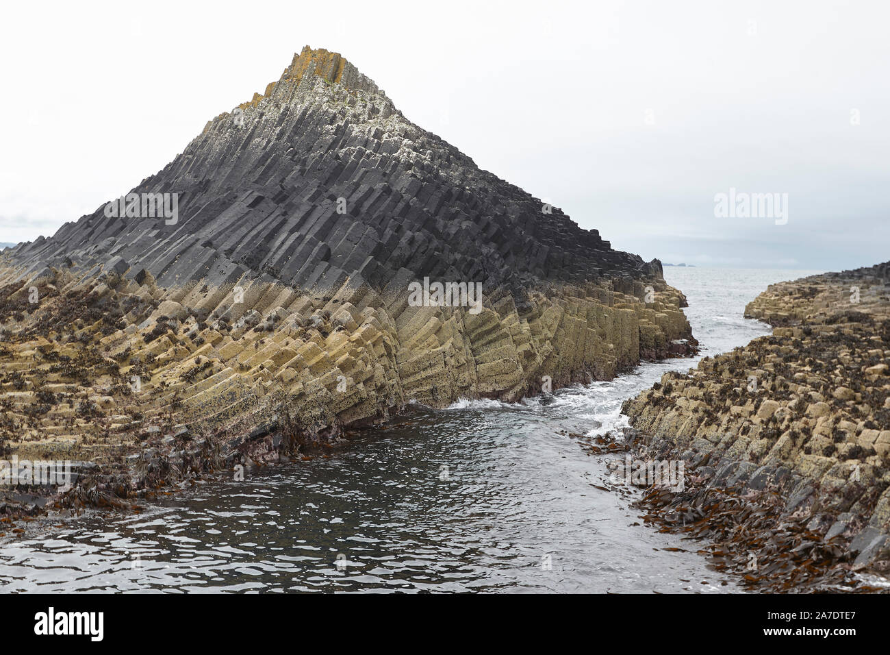 Columnas de basalto en la isla de Staffa, Inner Hebrides, Scotland, Reino Unido Foto de stock