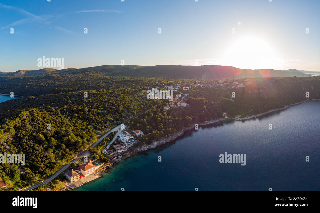 Antena espectacular paisaje con la aldea de pesca cerca de estiramiento de la península en el mar. Foto de stock