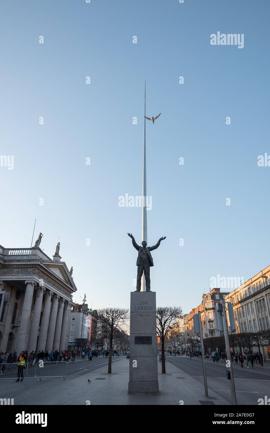 O'Connell Street, Dublín, Irlanda, 06 de abril de 2015:el chapitel en el fondo de Jim Larkin estatua en O'Connell Street, en Dublín, Irlanda. Foto de stock