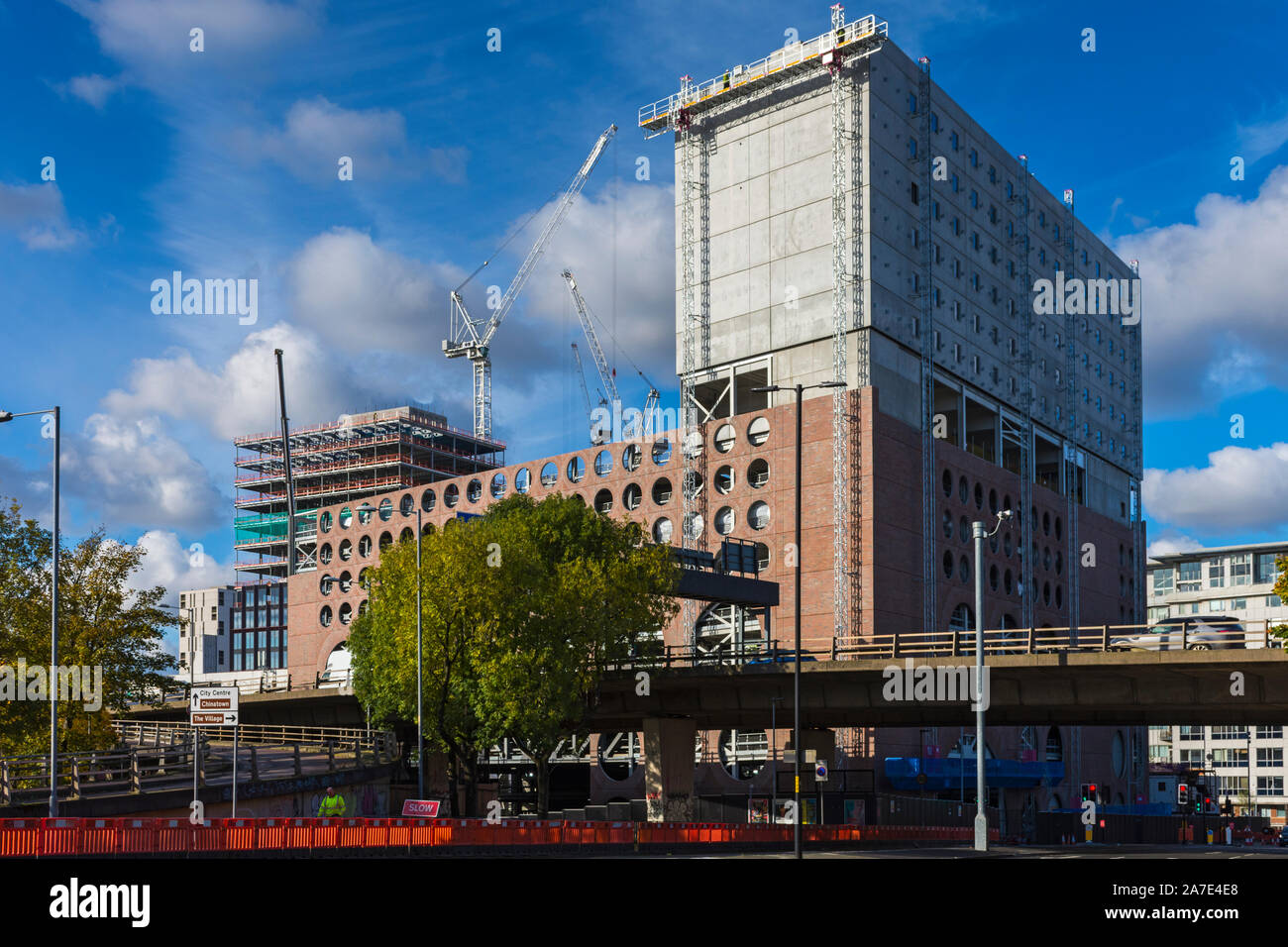 El círculo cuadrado hotel aparcamiento y el edificio en construcción, Oct 2019, Manchester, Inglaterra, Reino Unido. Foto de stock