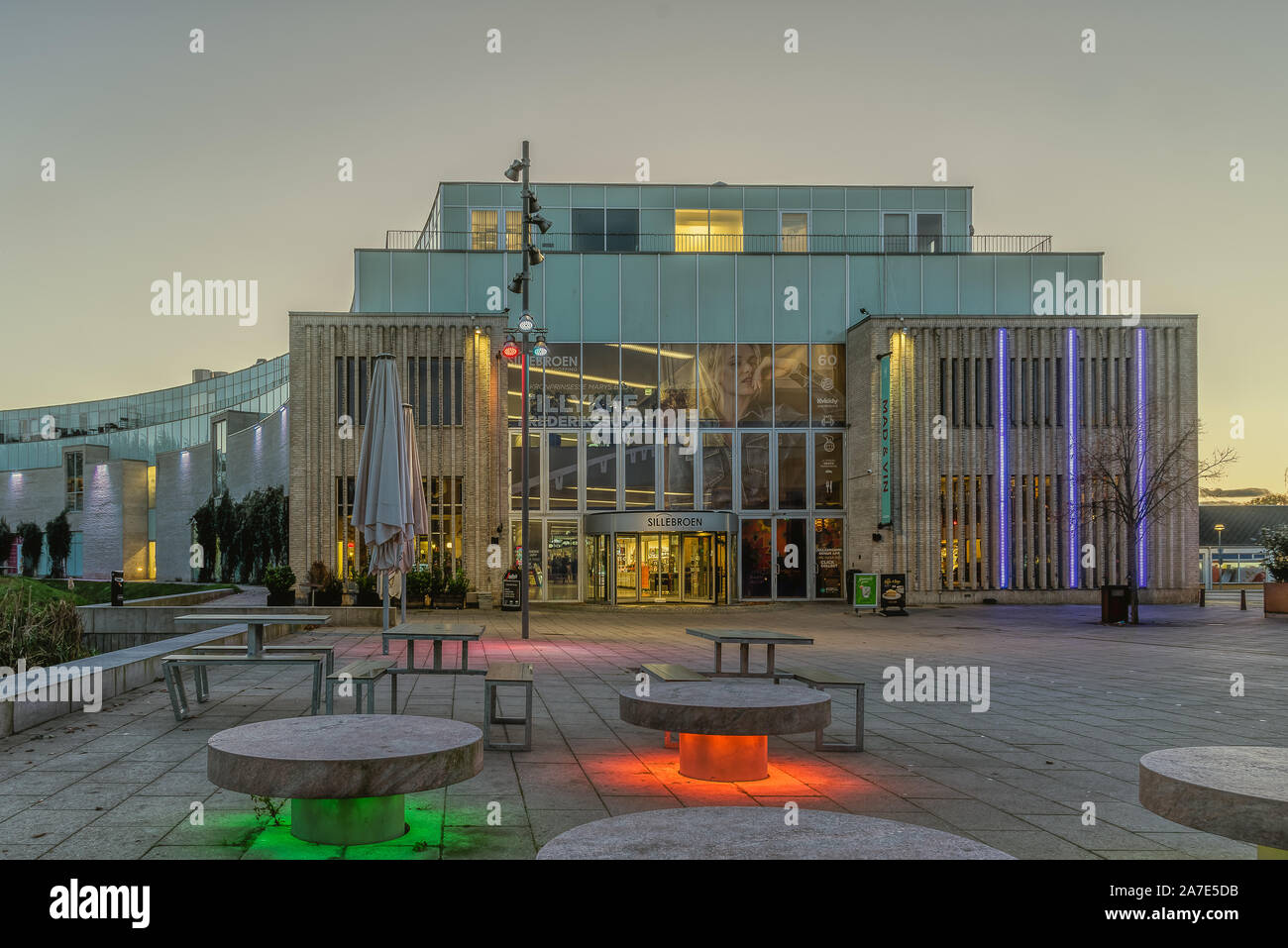 La fachada de un colorido centro comercial en la luz de la tarde en el centro de Frederikssund, Dinamarca, 29 de octubre de 2019 Foto de stock