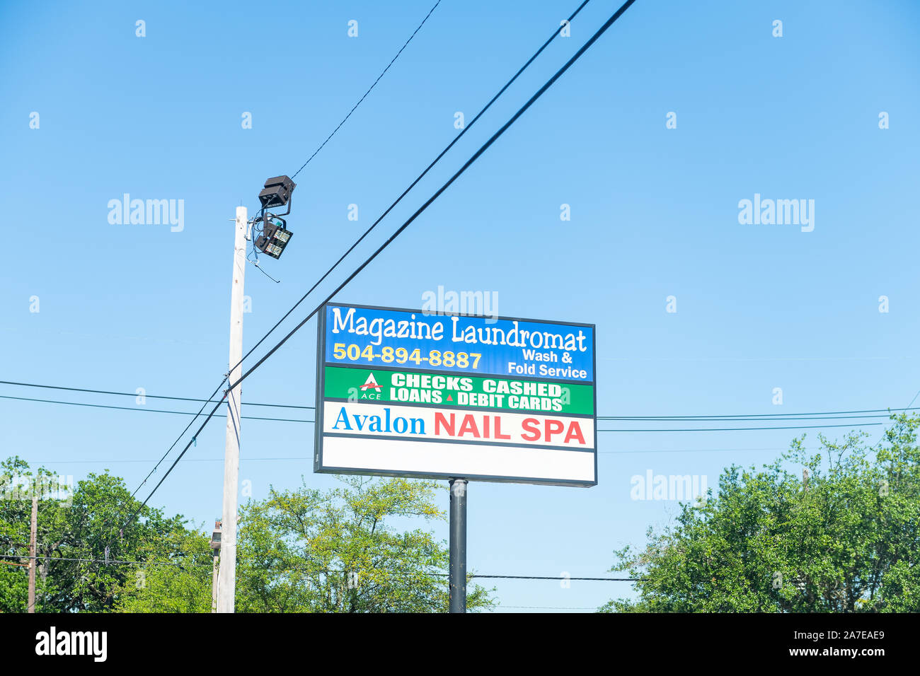 Nueva Orleans, EE.UU. - 23 de abril de 2018: la famosa revista street en el Distrito Jardín en la ciudad de Louisiana con signo para lavandería, Avalon nail spa y As. Foto de stock