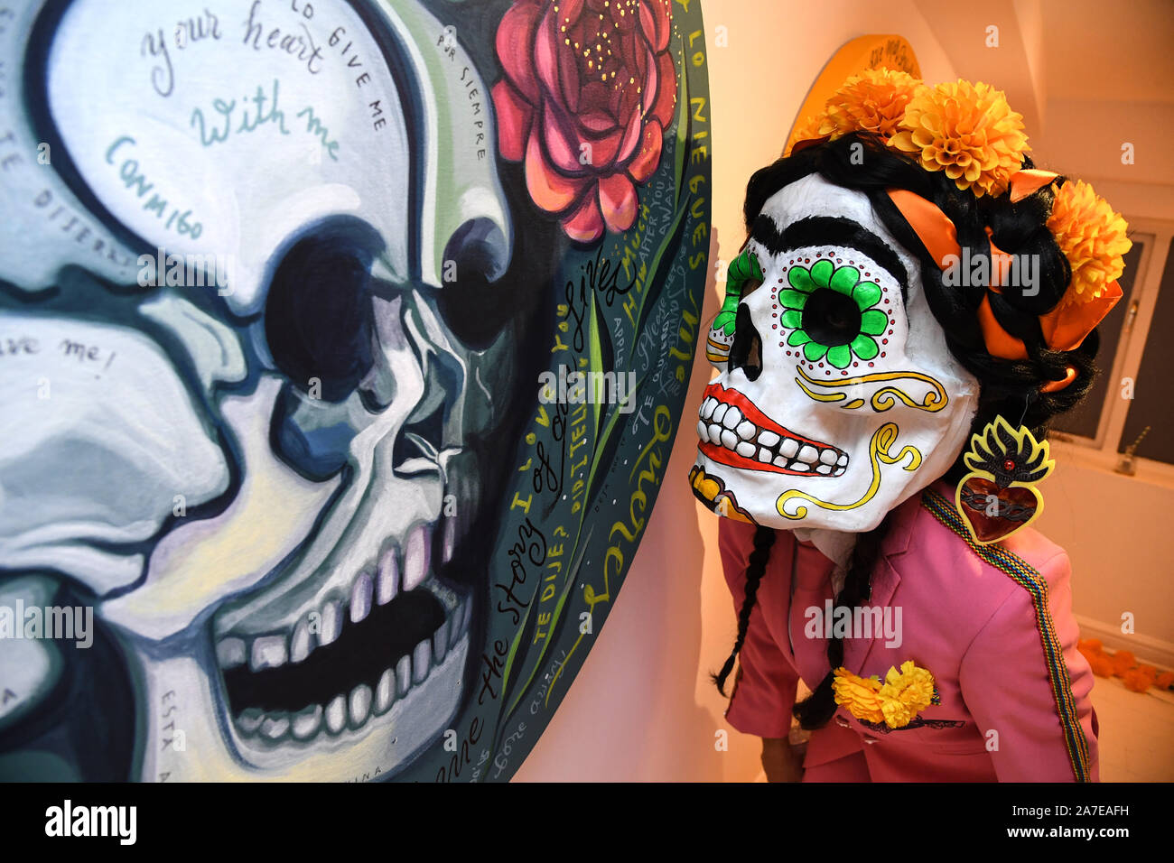 Personajes tradicionales mexicanos de Dia de Muertos como La Calavera  Catrina, mariposas monarca y cráneos de azúcar, celebran en las calles del  Soho las celebraciones del Día de los Muertos del Patrón