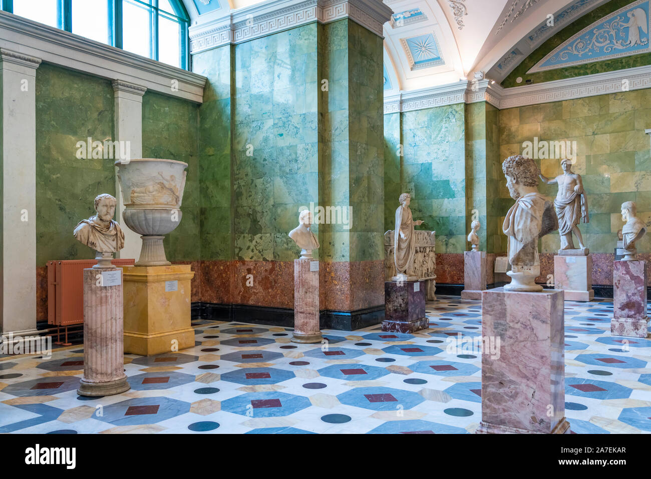 Arquitectura de interiores y arte en el Museo Estatal del Hermitage, en San Petersburgo, Rusia. Foto de stock