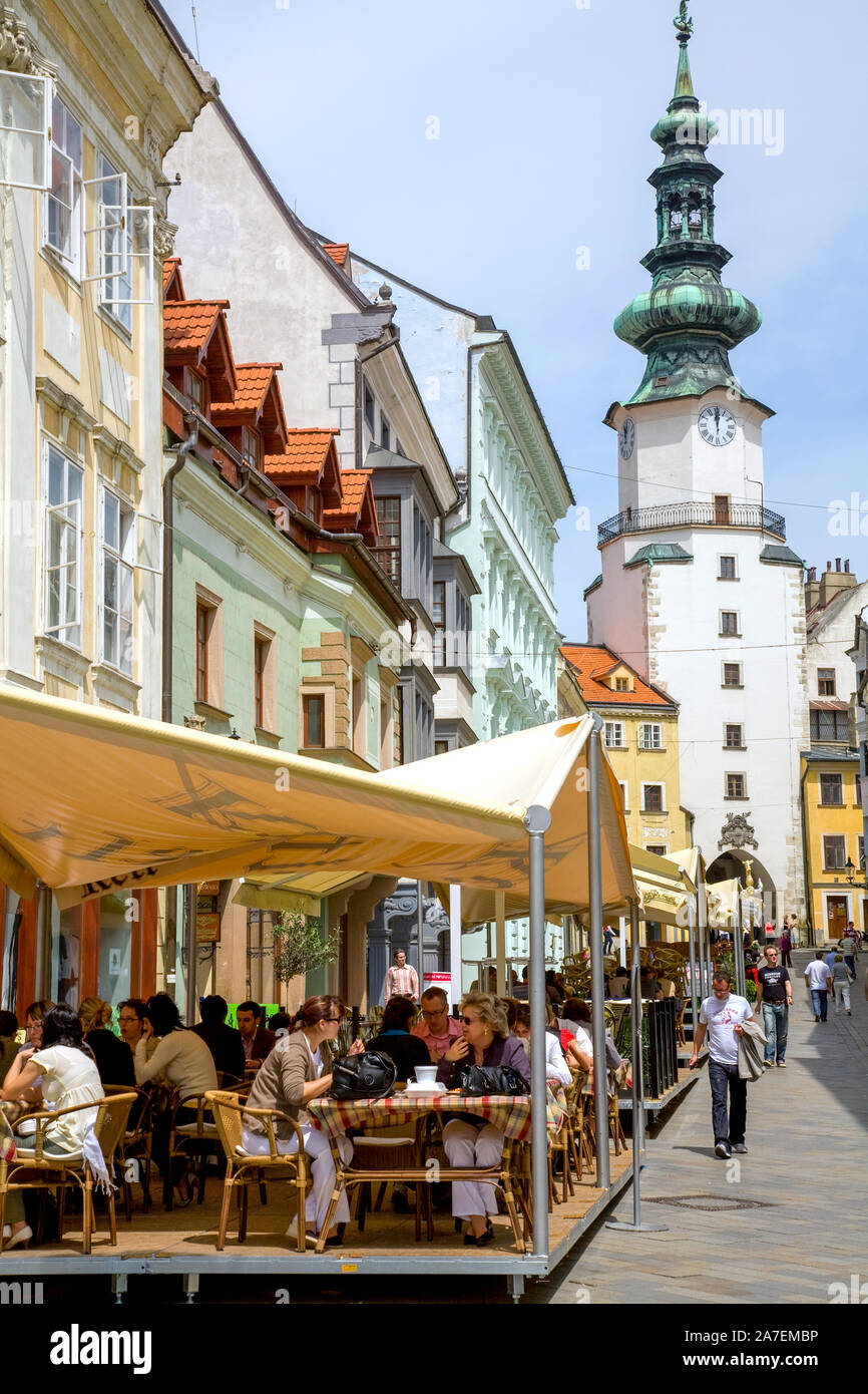 Calle peatonal repleta de cafés en Bratislava, Eslovaquia Foto de stock