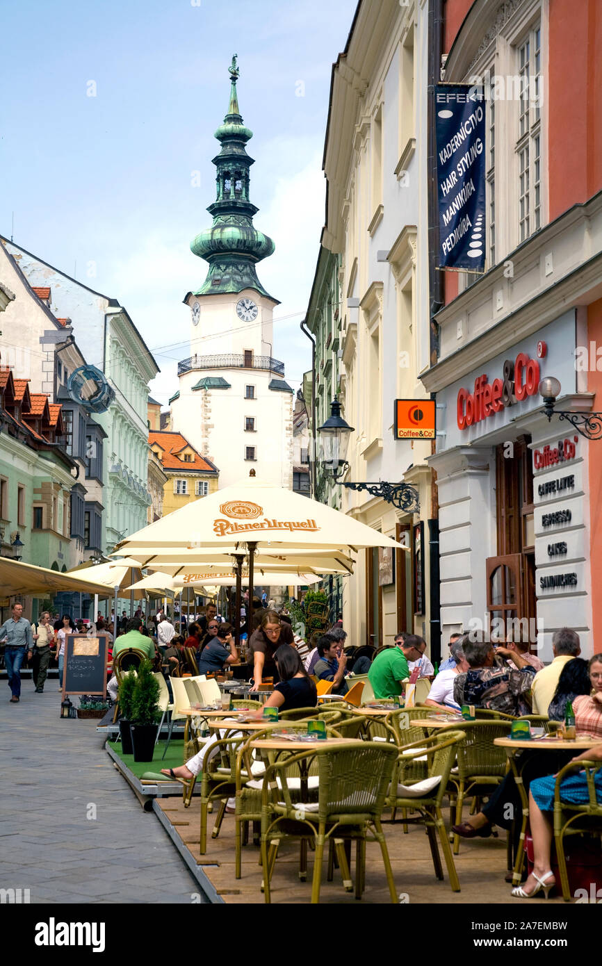 Calle peatonal repleta de cafés en Bratislava, Eslovaquia Foto de stock