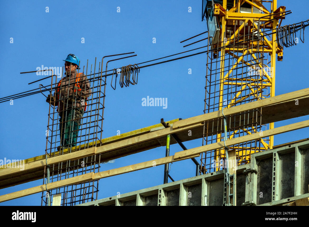 Preparación del trabajador la estructura de hormigón Foto de stock