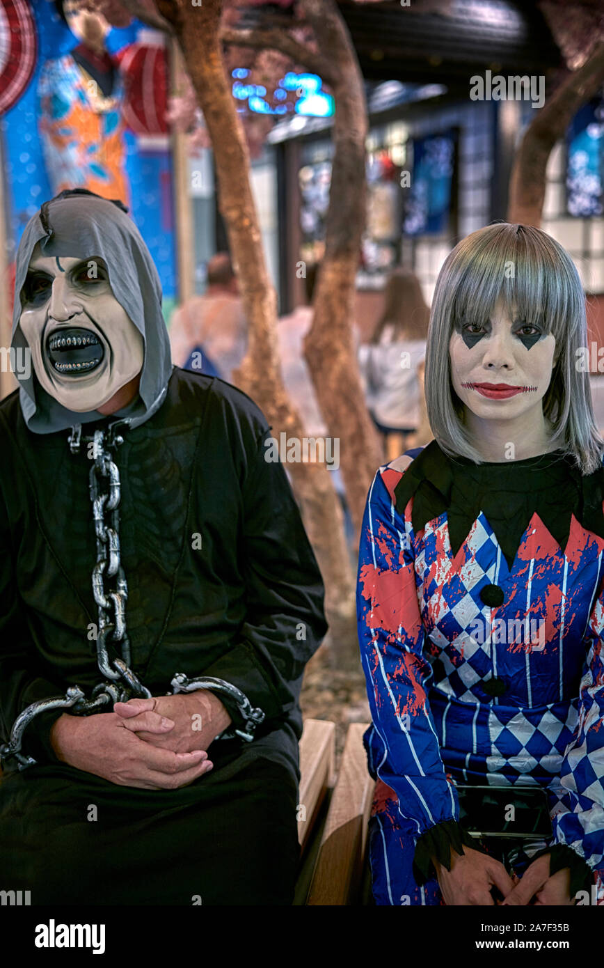 Maquillaje de Halloween y trajes de una pareja adulta en la celebración de  la fiesta Fotografía de stock - Alamy