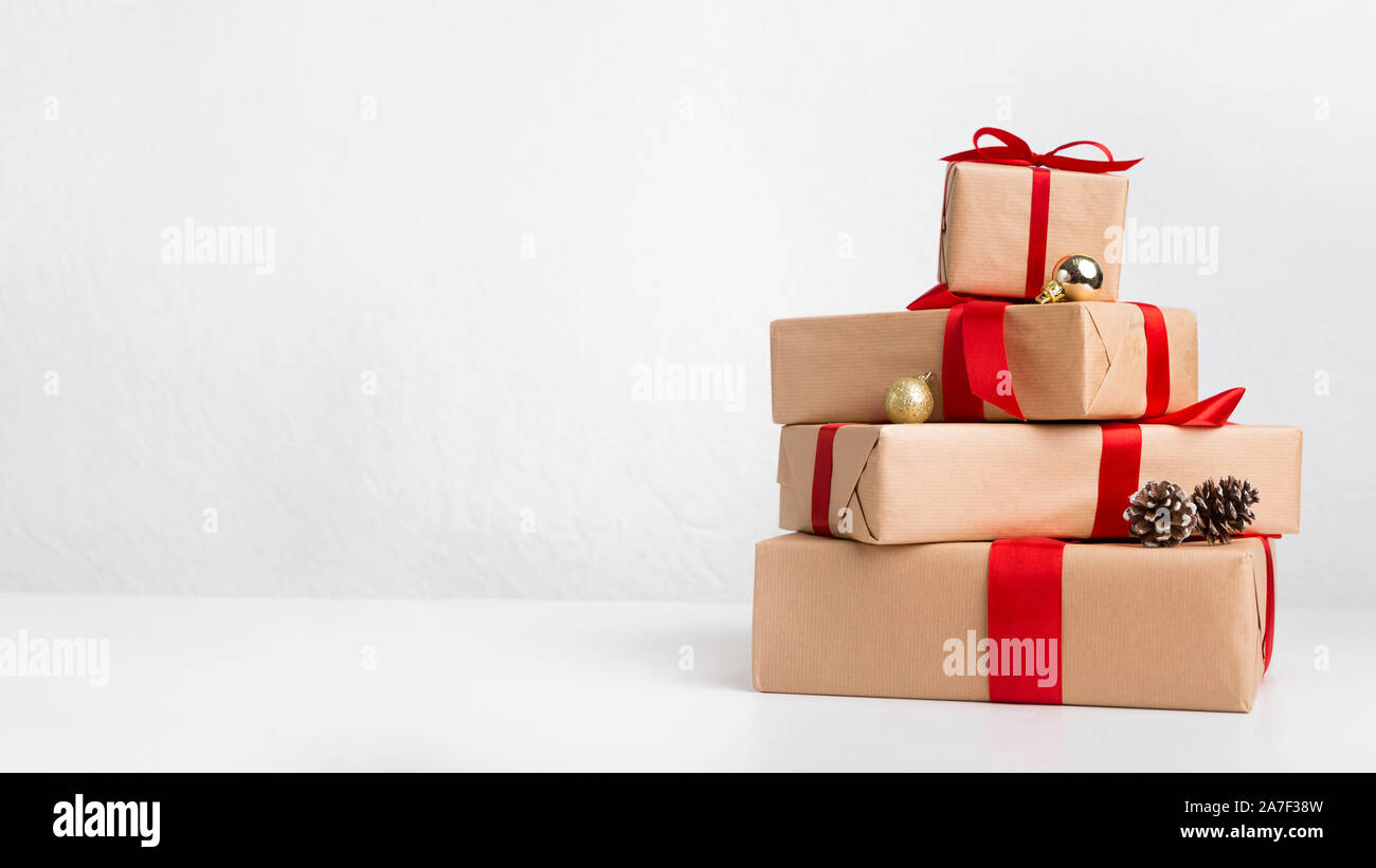 Cajas de Regalo de navidad establecidos en forma de pino en blanco  Fotografía de stock - Alamy